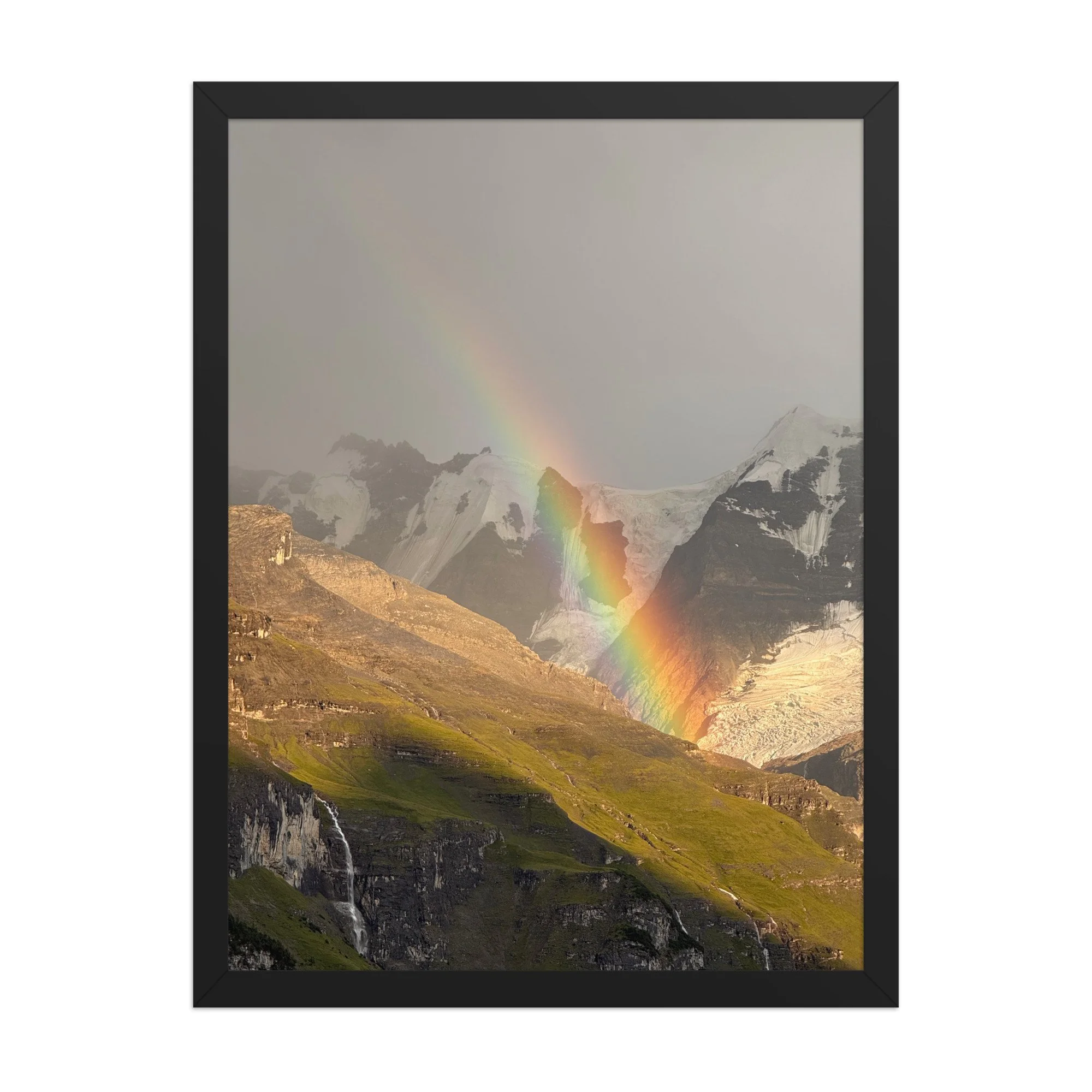 Regenbogen über Schnee und Fels, schwarzer Rahmen. Rainbow over snow and rock, black frame.