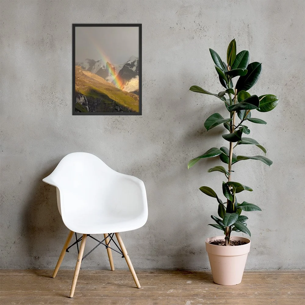 Ein kurzer Regenbogen im schwarzen Rahmen mit Stuhl und Pflanze. Framed photograph with chair and plant; room mockup.