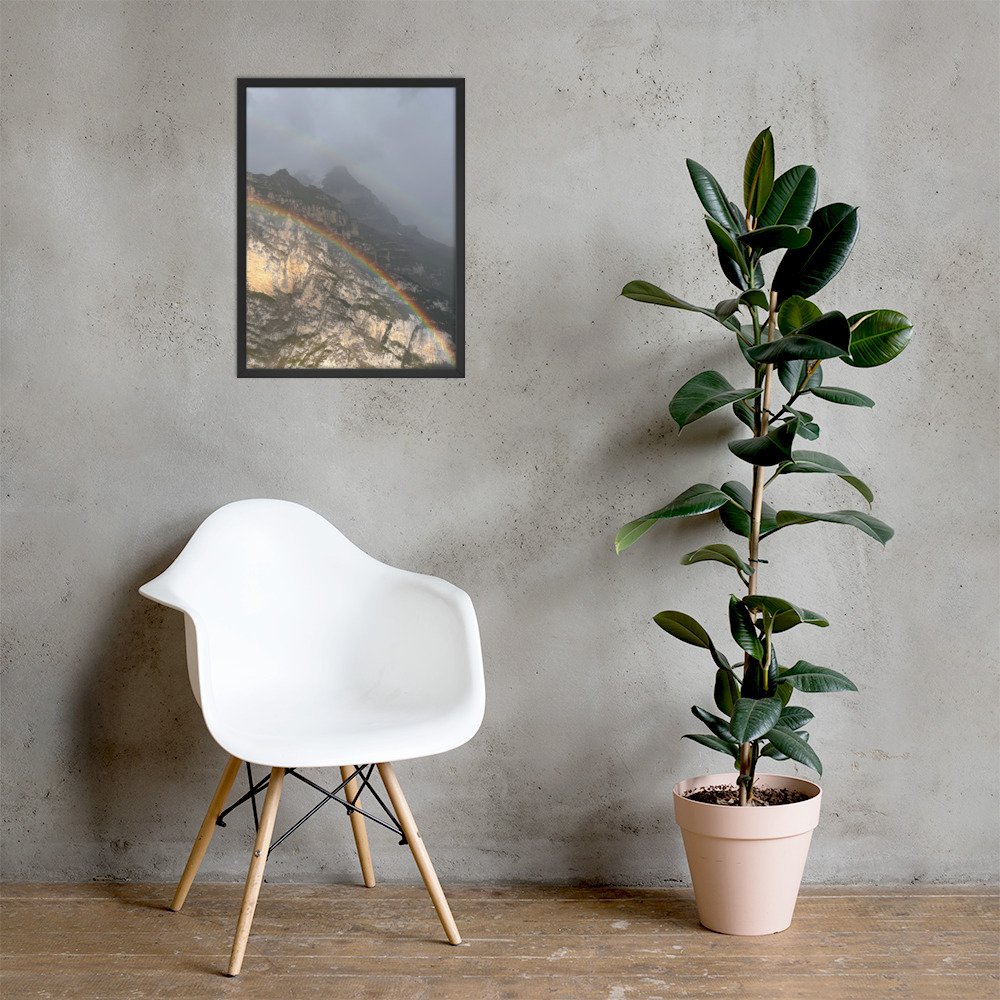 Farbe an der Felswand im schwarzen Rahmen mit Stuhl und Pflanze. Framed photograph; room mockup.