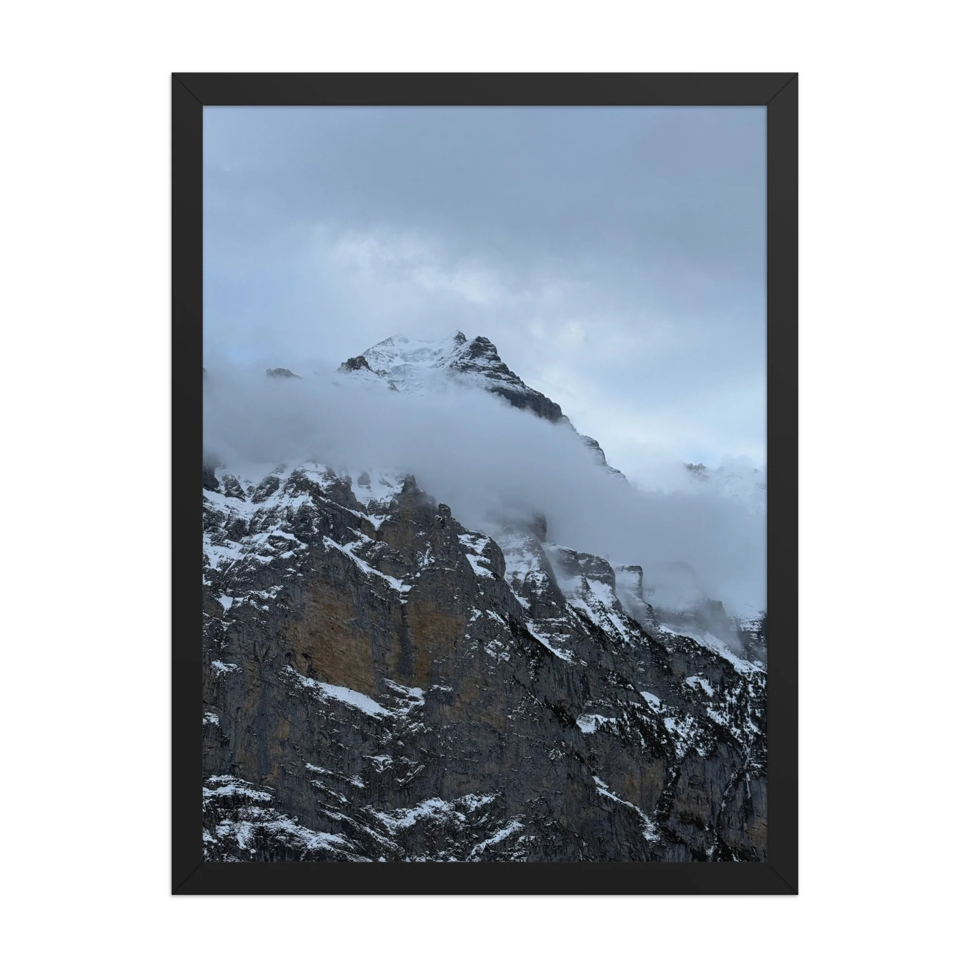 Schnee und Wolken vor dunklem Fels, schwarzer Rahmen. Snow and cloud across rock, black frame.
