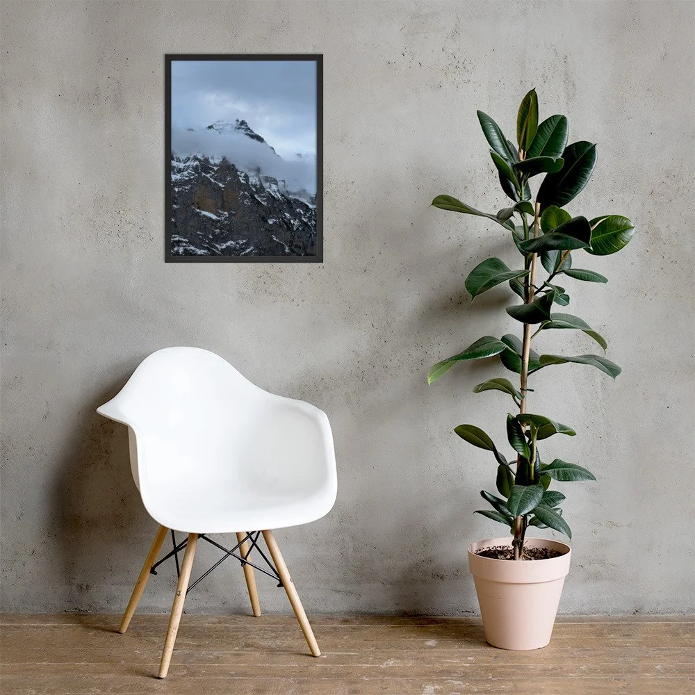 Fels im Nebel im schwarzen Rahmen mit Stuhl und Pflanze. Framed photograph; room mockup.