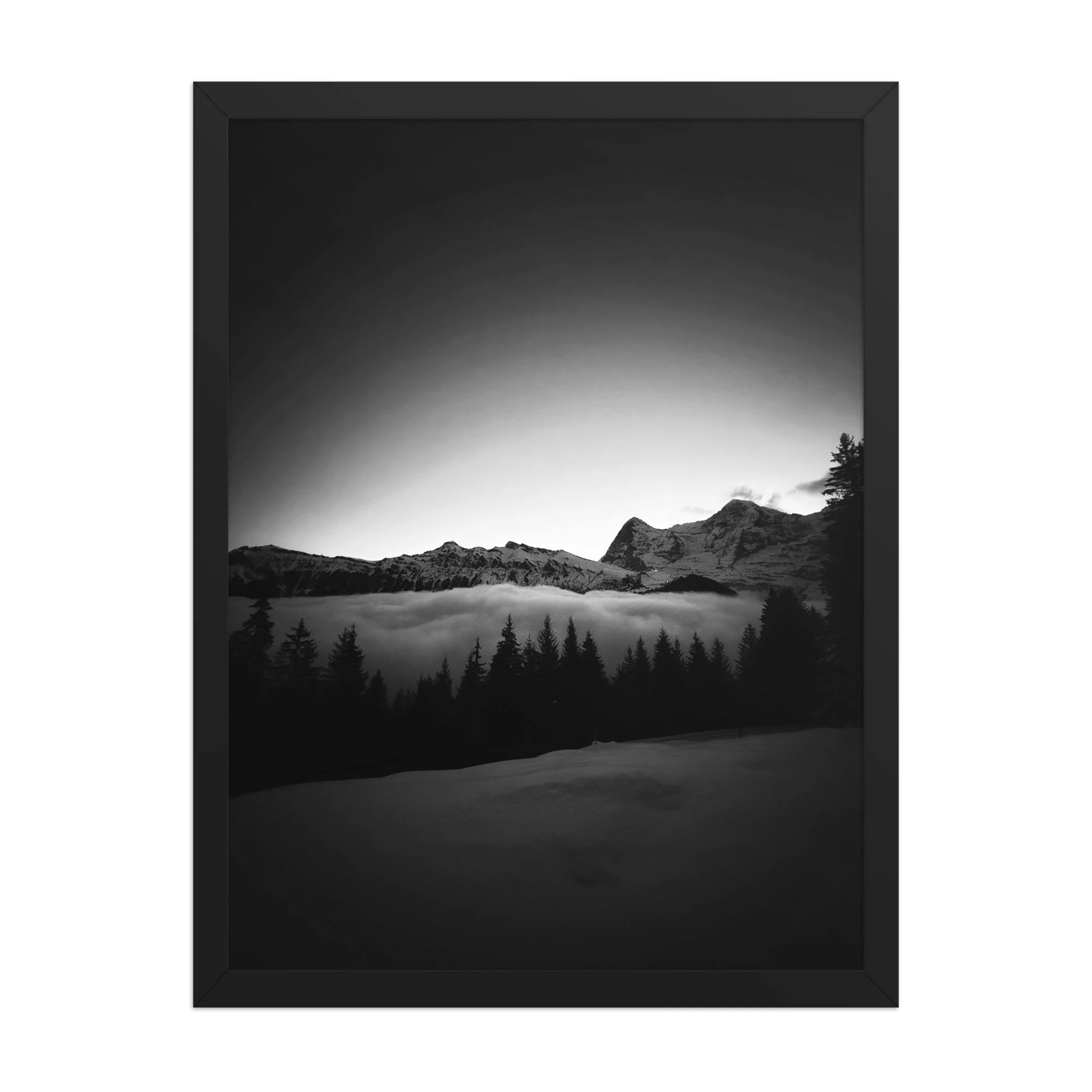 Tannen, Wolken und Berge in Schwarz und Weiss, schwarzer Rahmen. Black-and-white mountain photograph, black frame.