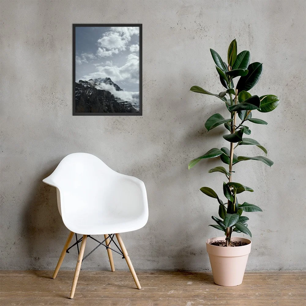 Luftwechsel im schwarzen Rahmen mit Stuhl und Pflanze. Framed mountain photograph; room mockup.