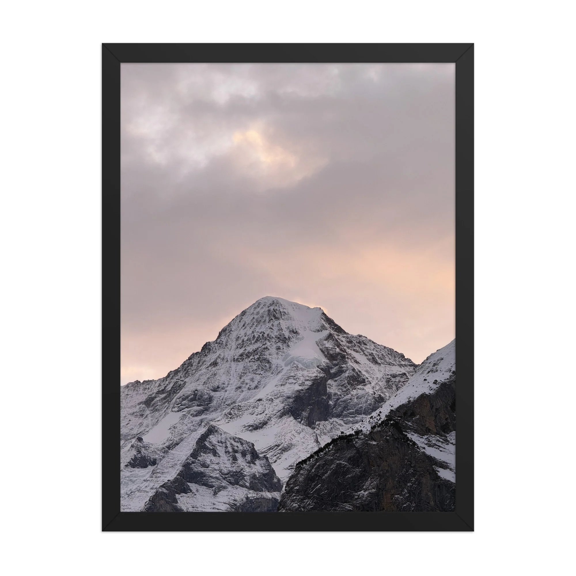 Schneegipfel vor rosa und grauem Himmel, schwarzer Rahmen. Snowy peak beneath a pink sky, black frame.
