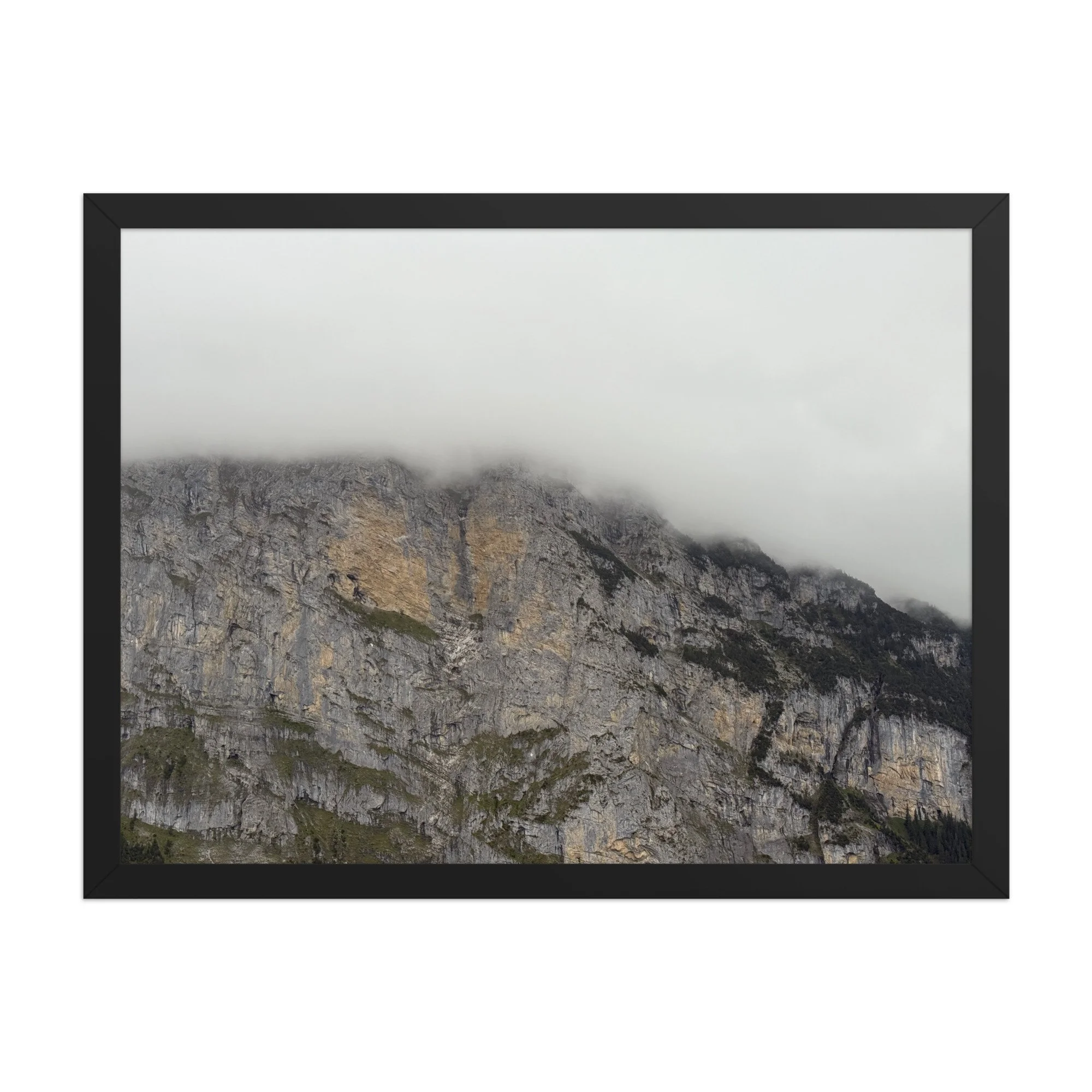 Tiefe Wolke auf einer grau-ockerfarbenen Felswand, schwarzer Rahmen. Low cloud on a rock face, black frame.