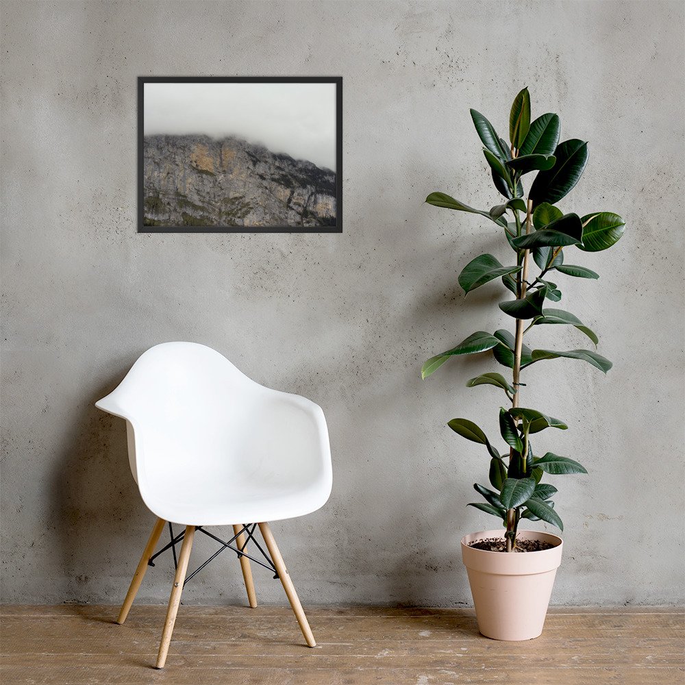 Die Wolke setzt an im schwarzen Rahmen mit Stuhl und Pflanze. Framed landscape photograph; room mockup.