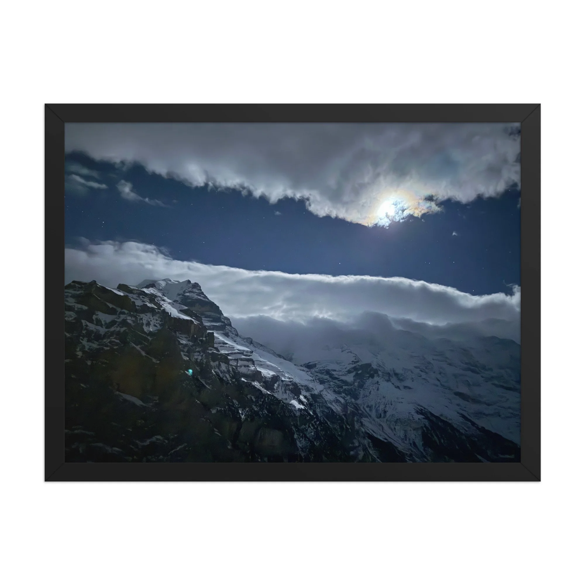 Mondlicht, Wolken und verschneite Felsen, schwarzer Rahmen. Moonlit clouds and snowy rock, black frame.