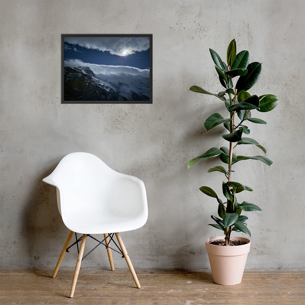 Unter dem Mond im schwarzen Rahmen mit Stuhl und Pflanze. Framed moonlit mountain photograph; room mockup.