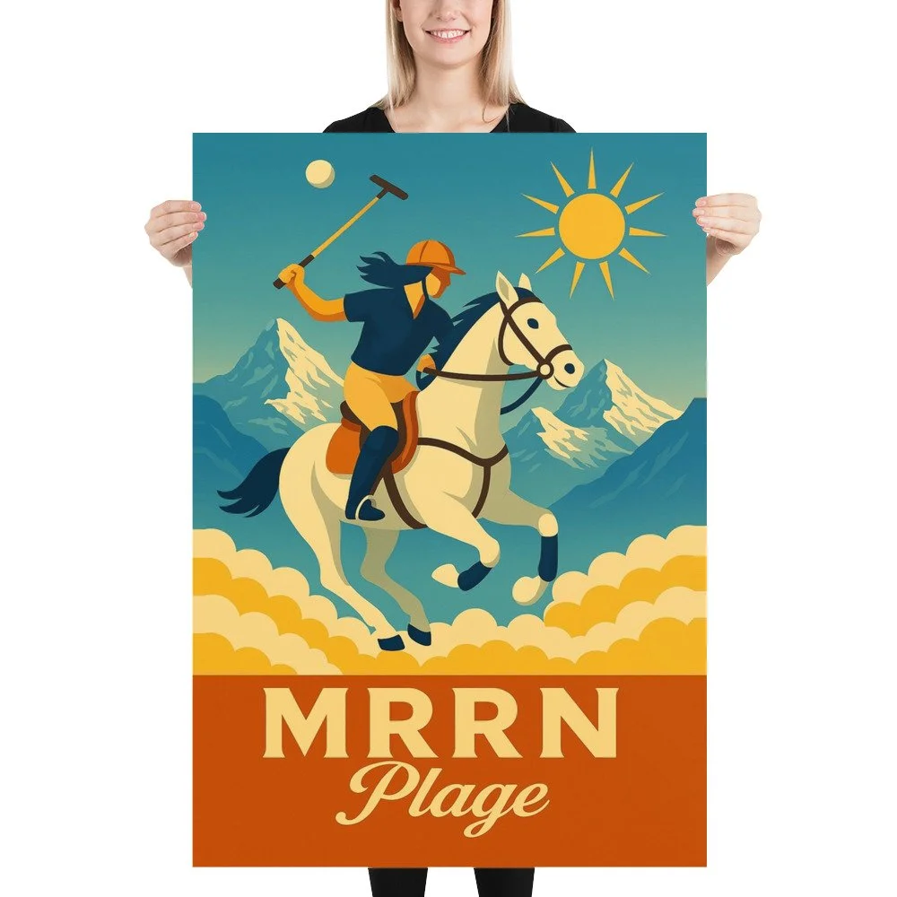Eine blonde Frau hält das MRRN-Plage-Plakat Polo von Daniel Frei im Format 70 × 100 cm gerade vor sich.