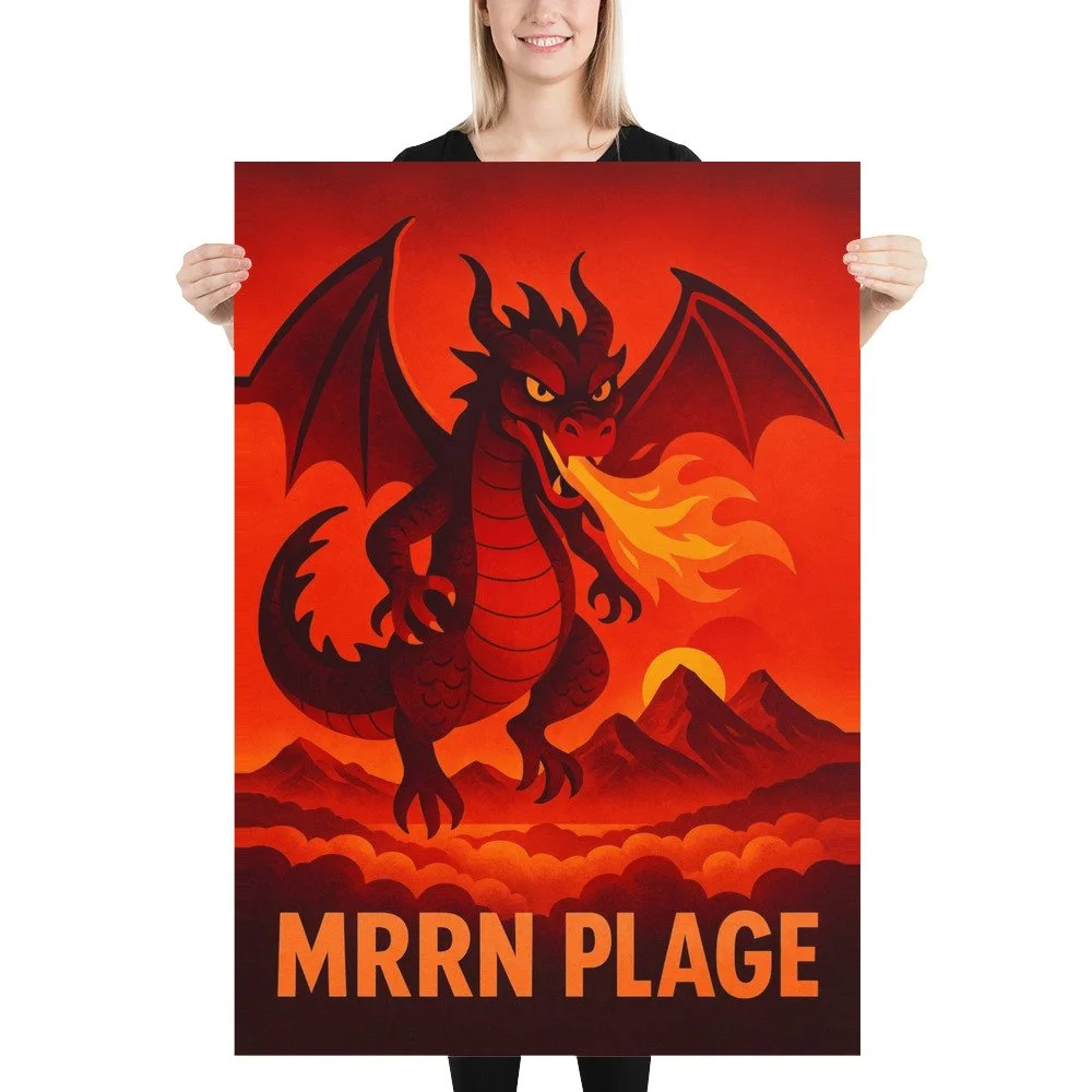 Eine blonde Frau hält das MRRN-Plage-Plakat Drache von Daniel Frei im Format 70 × 100 cm gerade vor sich.