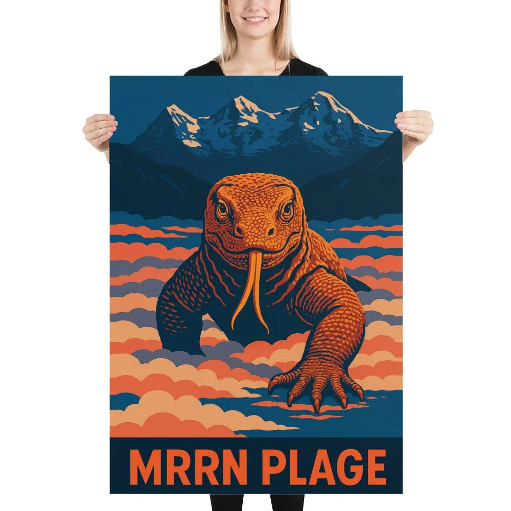 Eine blonde Frau hält das MRRN-Plage-Plakat Komodo von Daniel Frei im Format 70 × 100 cm gerade vor sich.