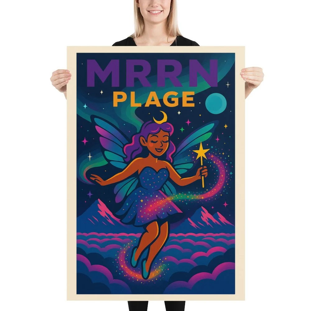 Eine blonde Frau hält das MRRN-Plage-Plakat Fee von Daniel Frei im Format 70 × 100 cm gerade vor sich.