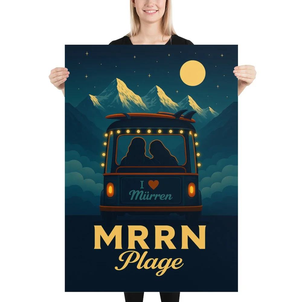 Eine blonde Frau hält das MRRN-Plage-Plakat Tuk-Tuk von Daniel Frei im Format 70 × 100 cm gerade vor sich.