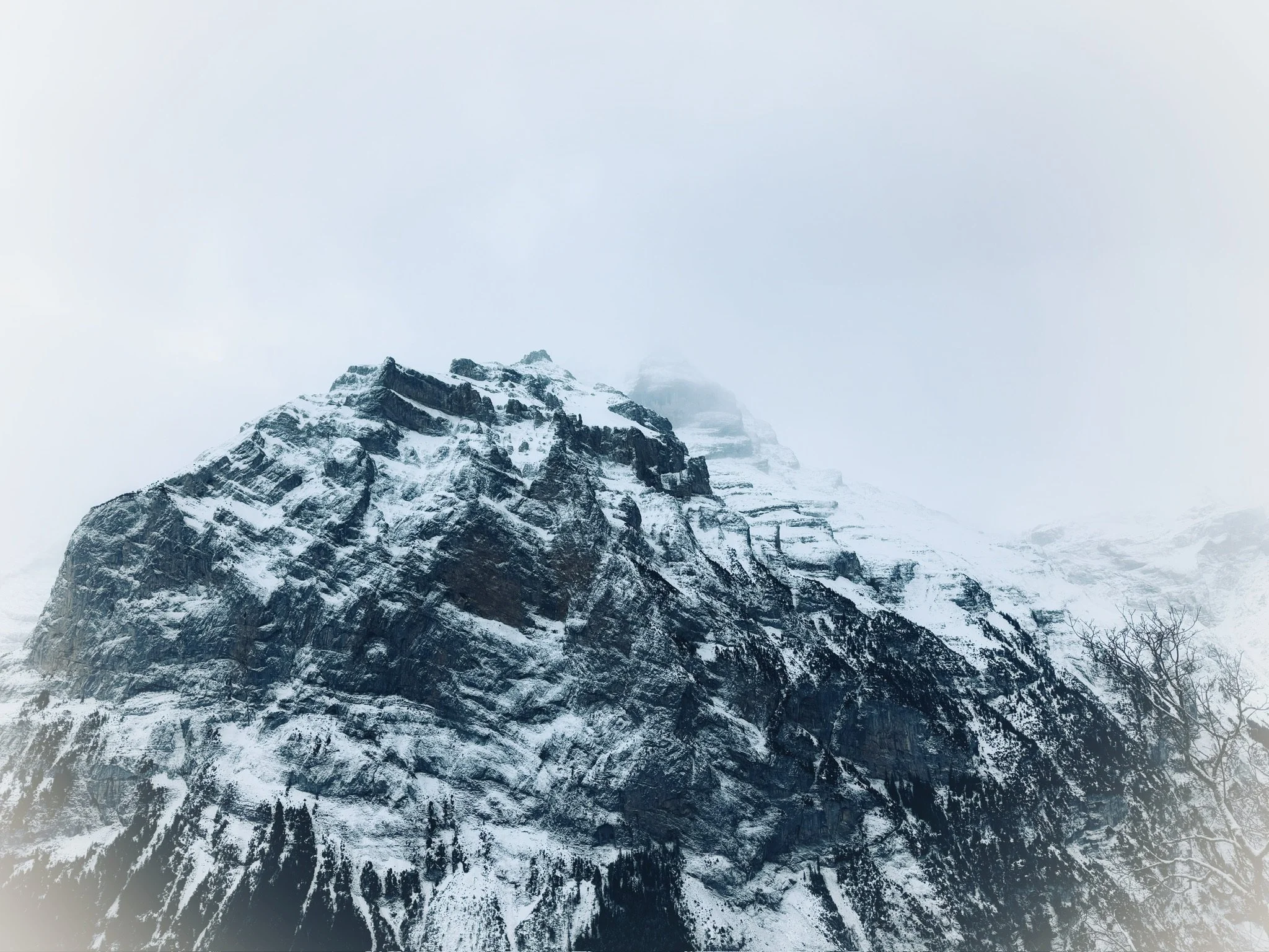 Daniel Frei MRRN Schwarzmönch und Jungfrau im Nebel, gesehen von Mürren aus. Fotografie: Daniel Frei
