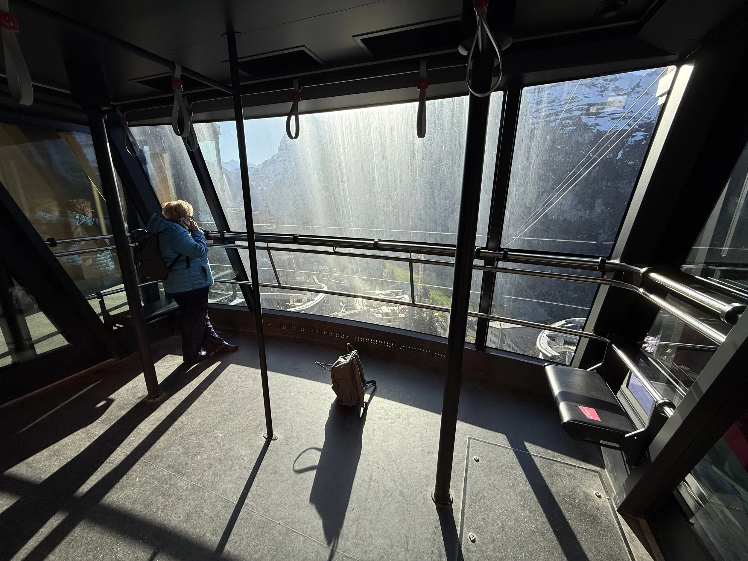 Morgens in der Schilthornbahn. Fotografie: Daniel Frei