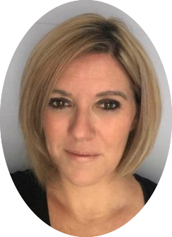 Portrait d'une femme aux cheveux blonds courts, portant un maquillage subtil.