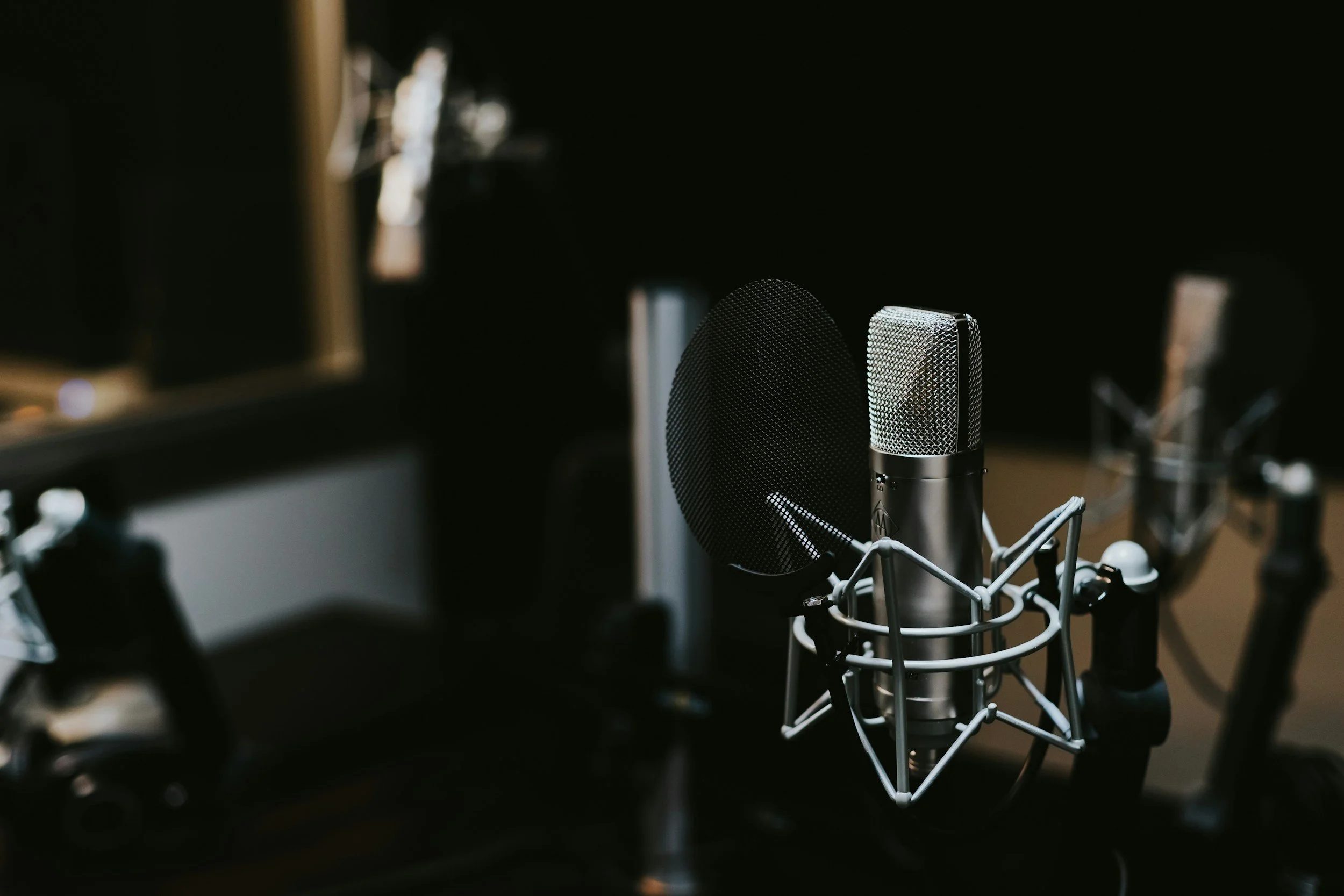 Microphone à condensateur avec filtre anti-pop dans un studio d'enregistrement.