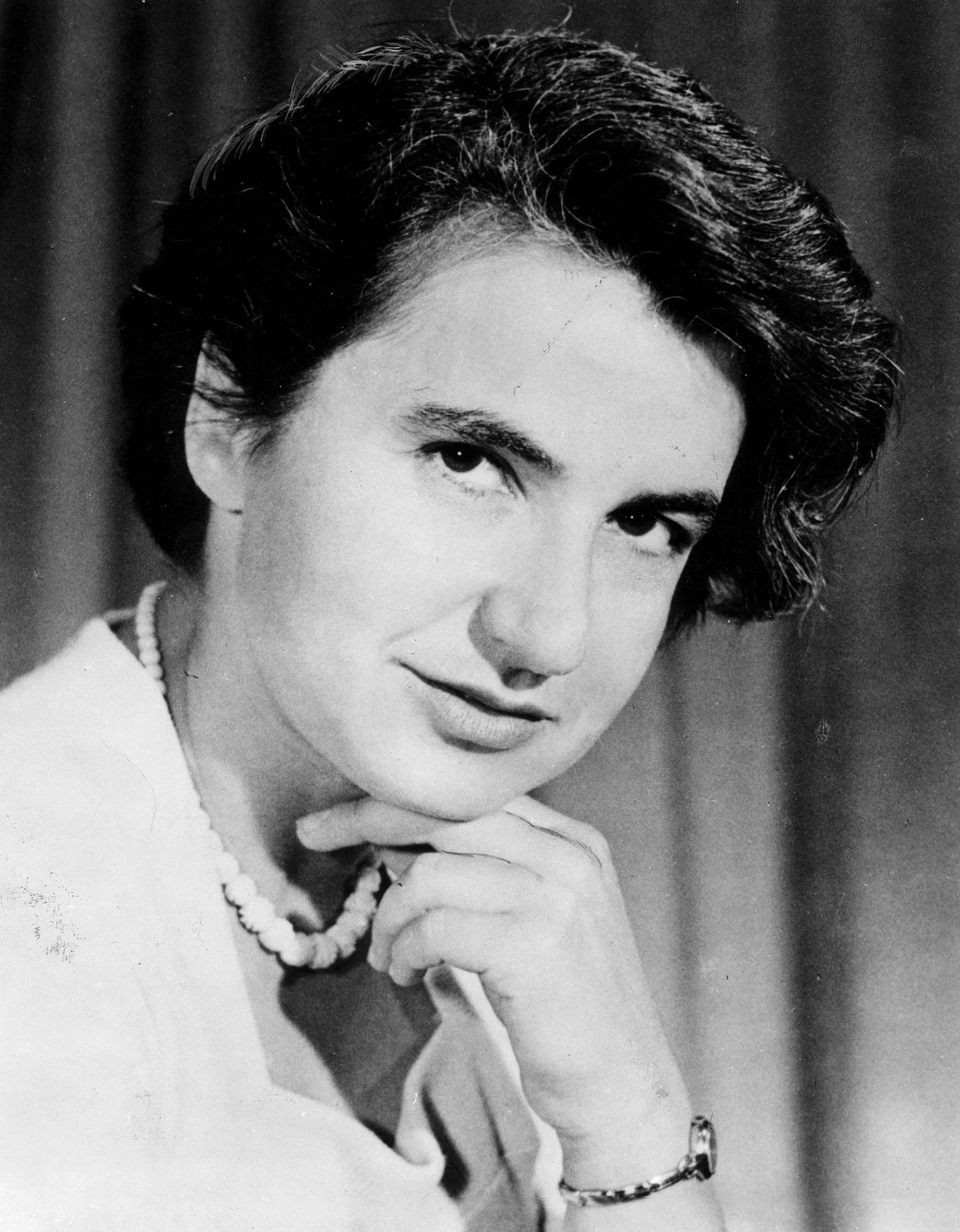 Rosalind Franklin, scientifique pionnière dont les travaux ont été essentiels à la découverte de la structure de l’ADN, mise à l’honneur par les Médianes comme figure de l’invisibilisation des femmes dans les sciences.