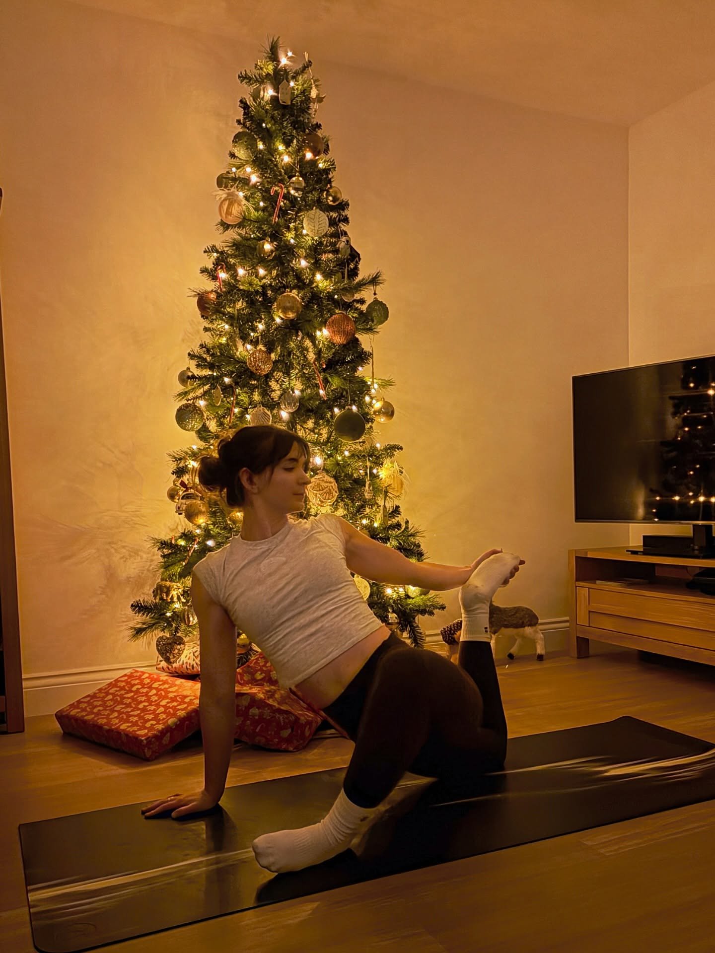 Fancy a cosy Christmas Eve morning practice? 🎄7am online where you can stay in ya PJ&rsquo;s, have a warm cuppa next to you and take a moment of indulgent you time 🫶🏼✨
Comment or pop me a message if you&rsquo;d like the link!
(Donation based- no p