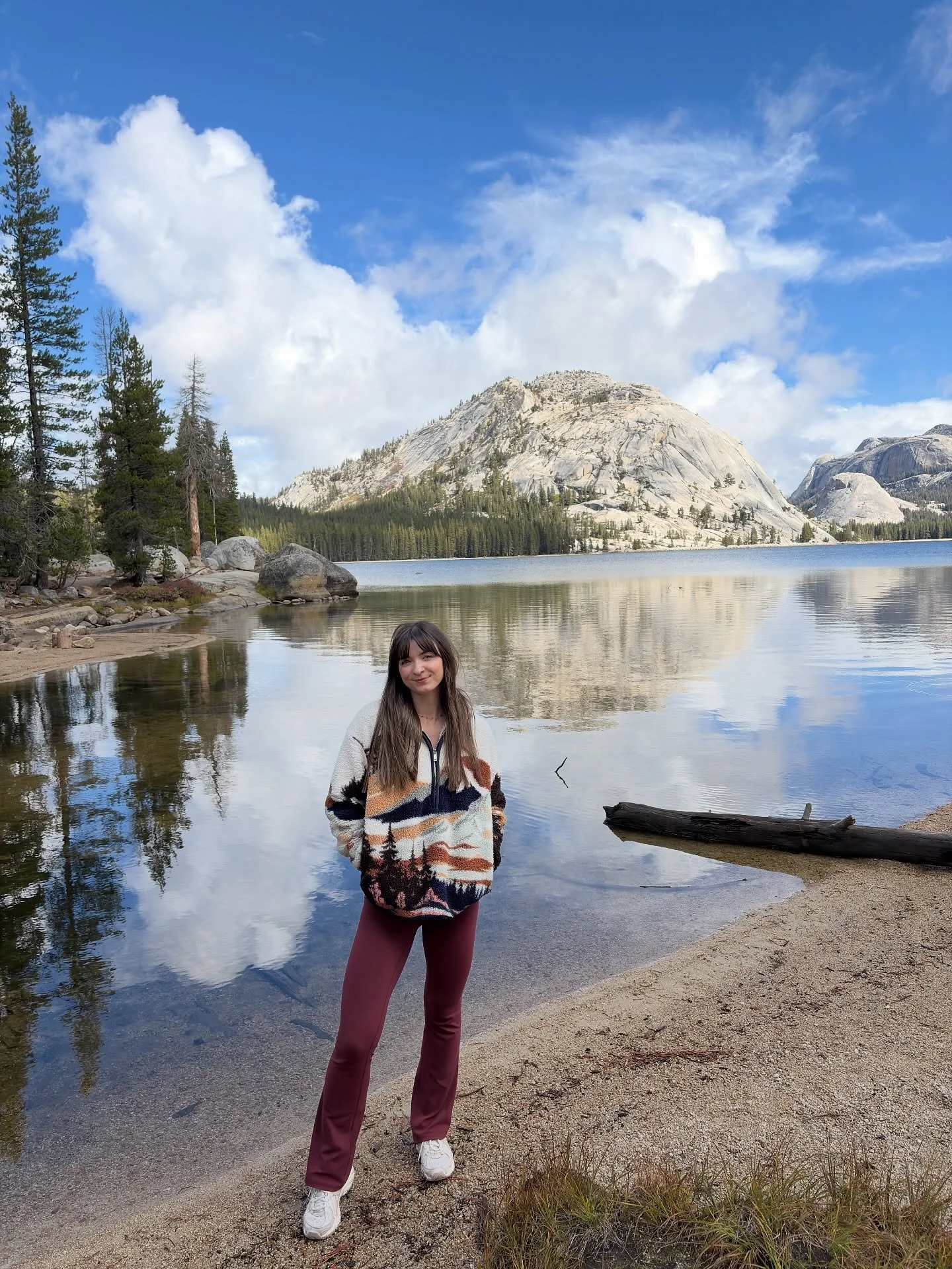 🏞️ Tenaya Lake in Yosemite is the most peaceful quiet space away from the busy valley. It take 1-2 hours to walk the trail surrounding, but if short on time the west side has these incredible views. The perfect stop on the drive across the Tioga Pas