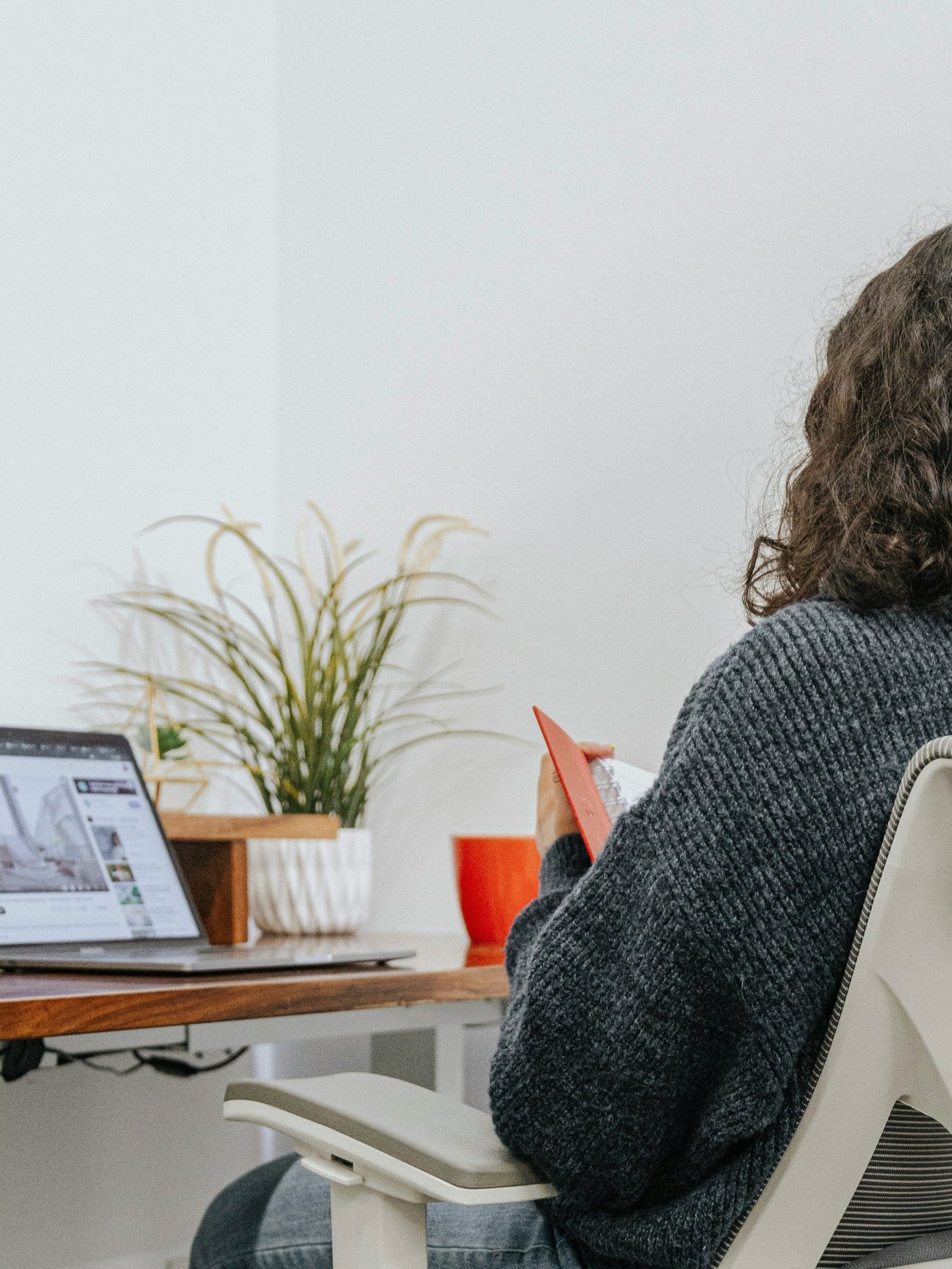 meisje werkend aan een bureau dat gegevens bekijkt