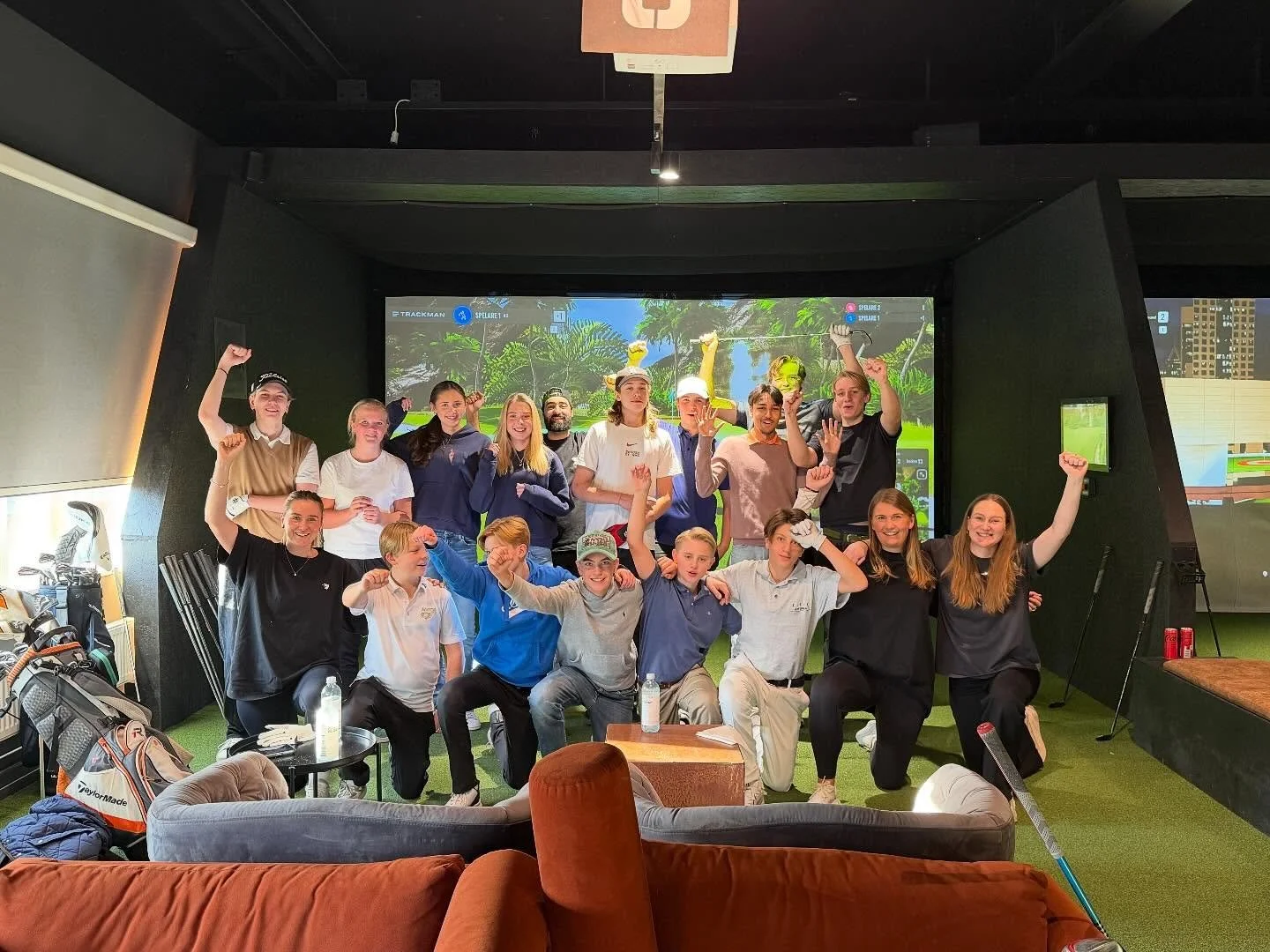 HJ&Auml;RTSLAG ACADEMY hos @rufffrihamnen ❤️&zwj;🔥. Vilken underbar golfdag vi hade i l&ouml;rdags!

@golfaraben blev utmanad att sl&aring; fr&aring;n h&ouml;ger och vara blindfolded 😅

Vi hade lyxen att f&aring; bes&ouml;k fr&aring;n golfproffset 