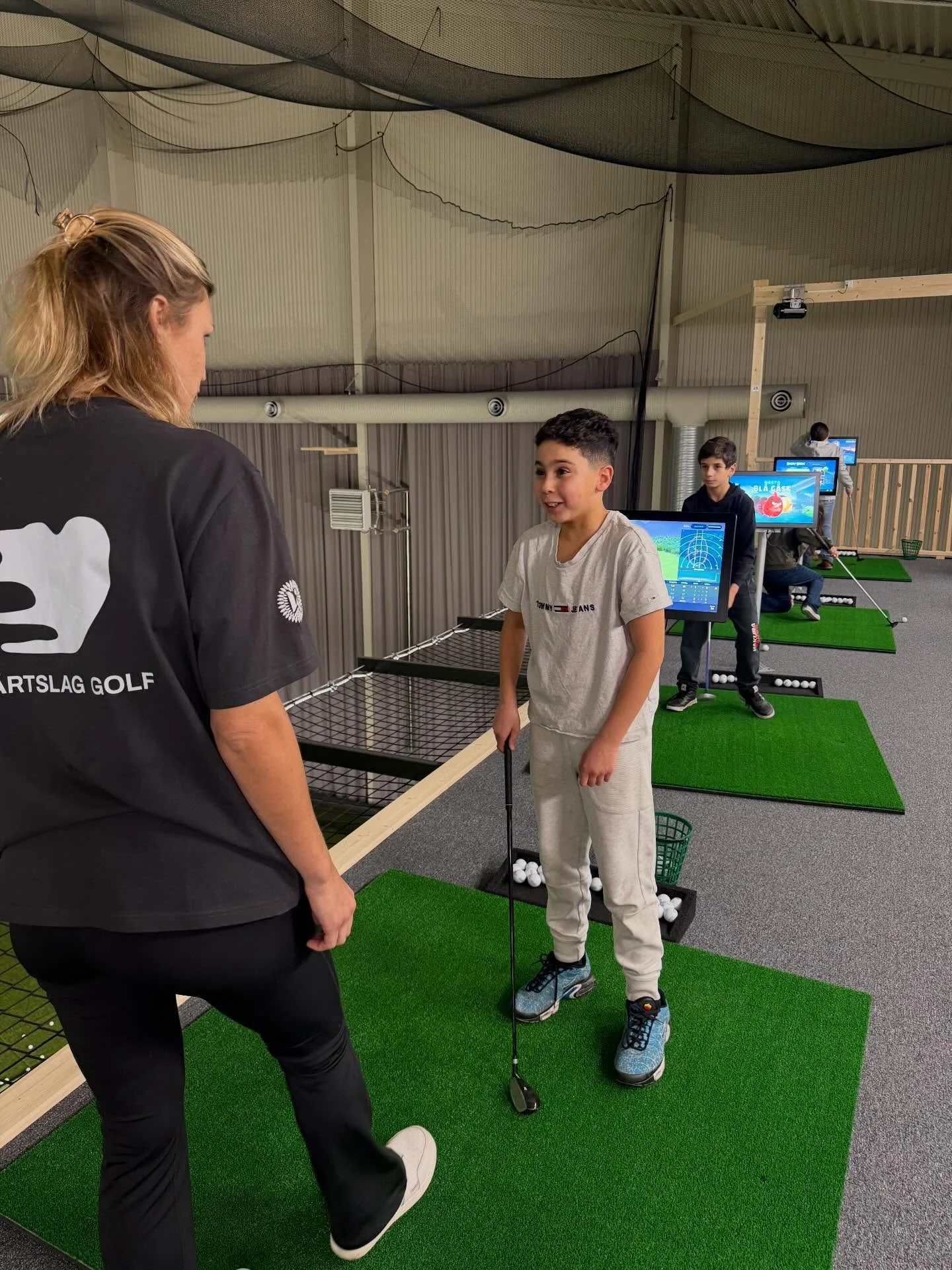 Magisk Hj&auml;rtslag Academy-avslutning idag tillsammans med ungdomar fr&aring;n H&ouml;glundaskolan i Jordbro. Varannan vecka har vi spelat golf ihop under h&ouml;sten och vi &auml;r OTROLIGT imponerade av alla fina kids vi f&aring;tt h&auml;nga me