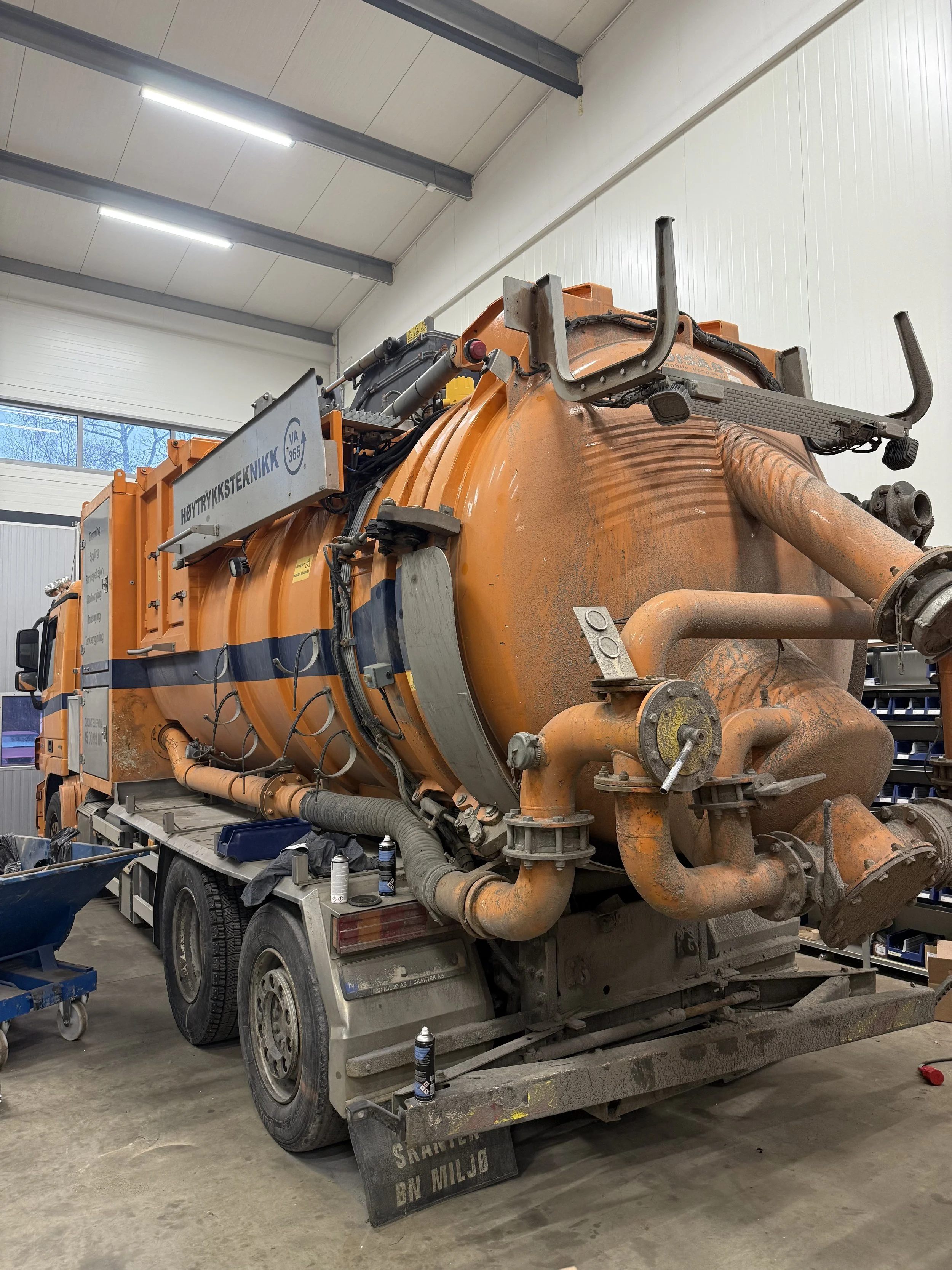 Orange vakuumlastare i en verkstad