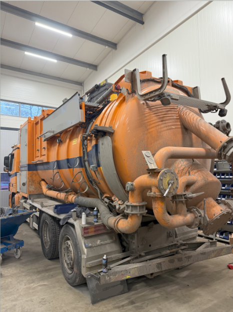 Megins hyr ut äldre begagnade vakuumlastare till sina kunder. Här är exempel på en gammal orange DISAB P20.