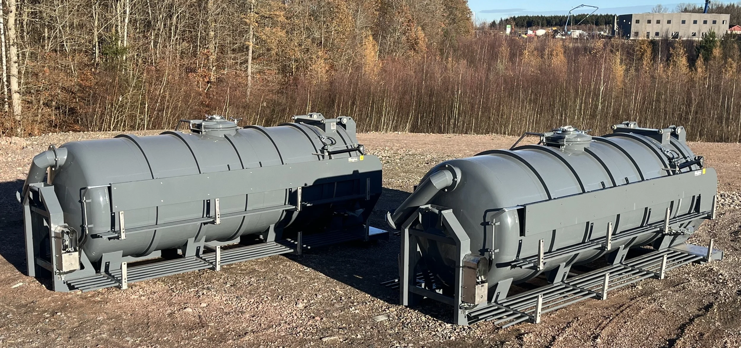 Megins föravskiljare REGIN 12m3 som sitter på lastvväxlarram. Kan användas för både torrt och vått material.