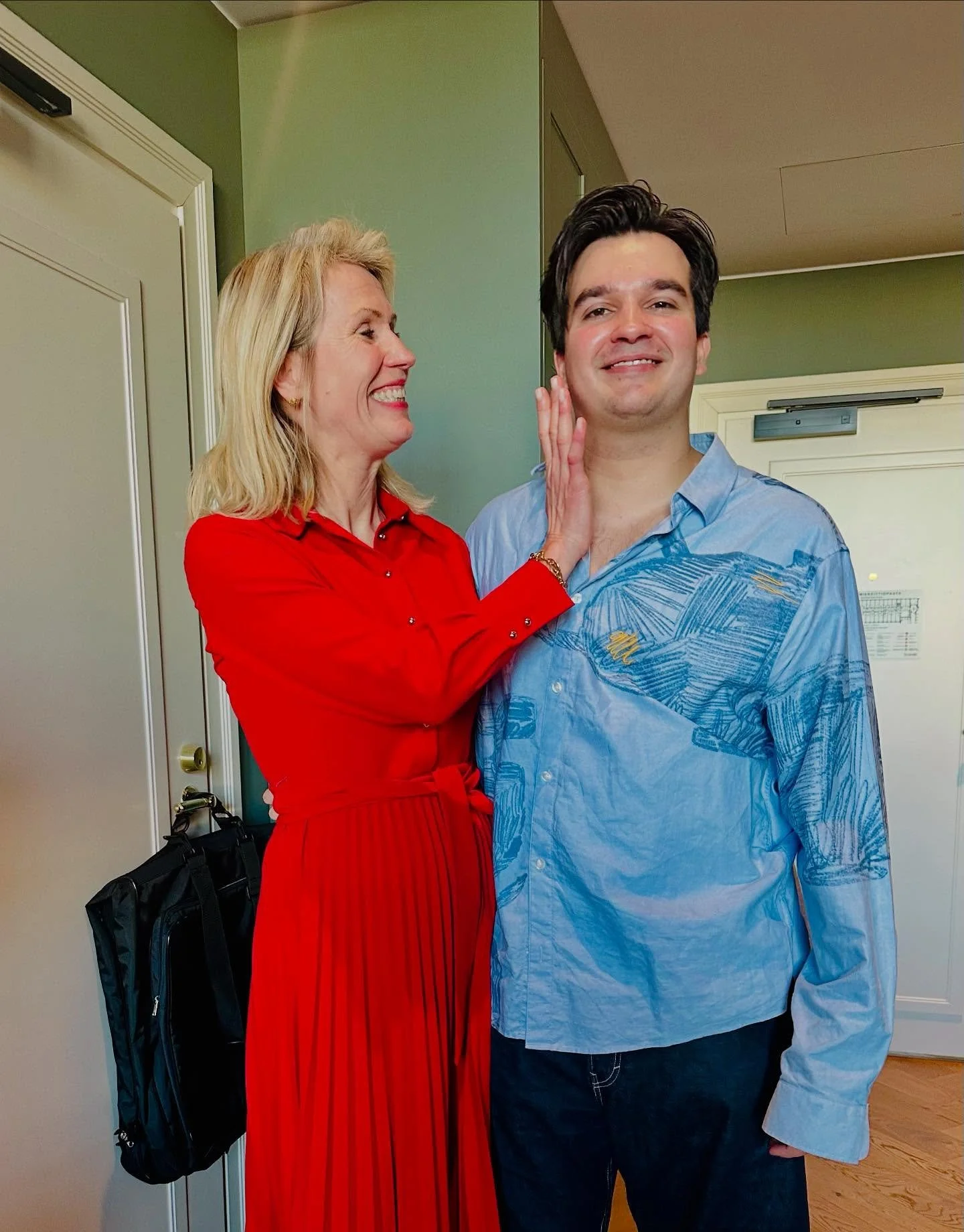 ✨Toin poikani kotimaahani toisaalla tapahtuneen vallankumouksen johdosta. Suomalaistuimme yhdess&auml;, ja Suomi j&auml;i kuopuksen kodiksi.
Nyt kuopus toi minut vanhimpaan suomenkieliseen teatteriimme katsomaan merkityksellisint&auml; klassikkoa. 
K