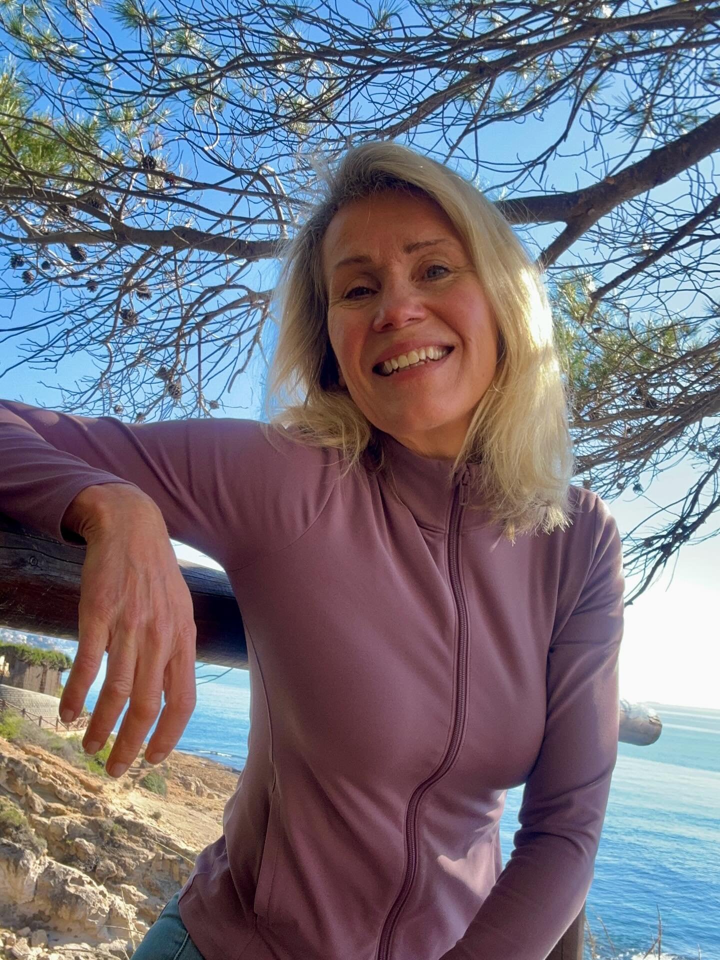 When nature becomes a mirror

If you feel the need to pause, reflect, or step out of routine for a moment, you are warmly welcome to join me.

I host guided reflective walks and small transformative travel experiences in Finland and Spain.

Some arri