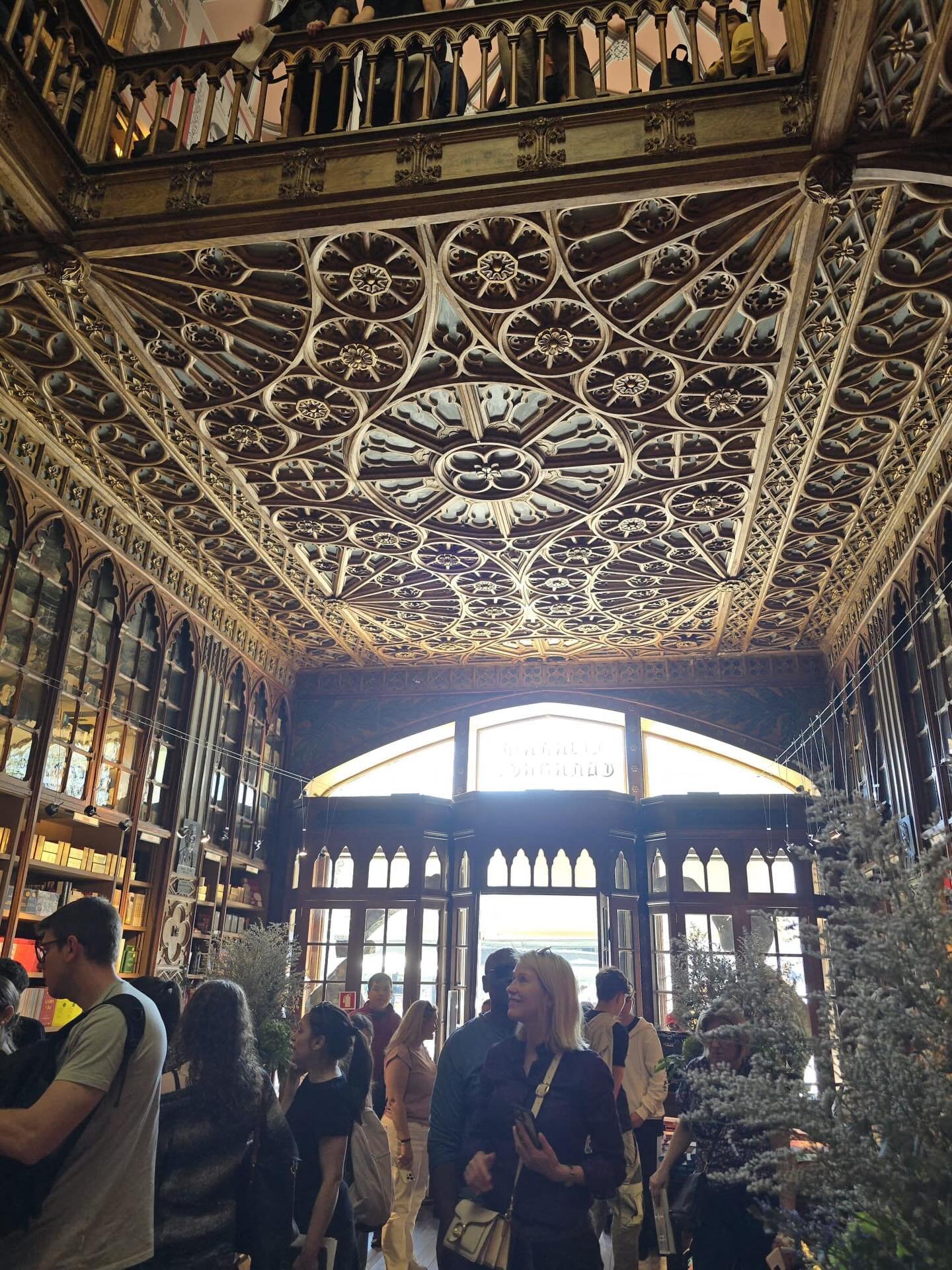 Huolehdimme toisistamme, py&ouml;rit&auml;mme arkea, k&auml;velyt&auml;mme lemmikkej&auml; ja kiinnit&auml;mme itsemme velvollisuuksiin.

Suoritamme t&ouml;iss&auml;, kotona, ja kerromme itsellemme, ett&auml; voimme hyvin sitten kun&hellip;

Mutta mi