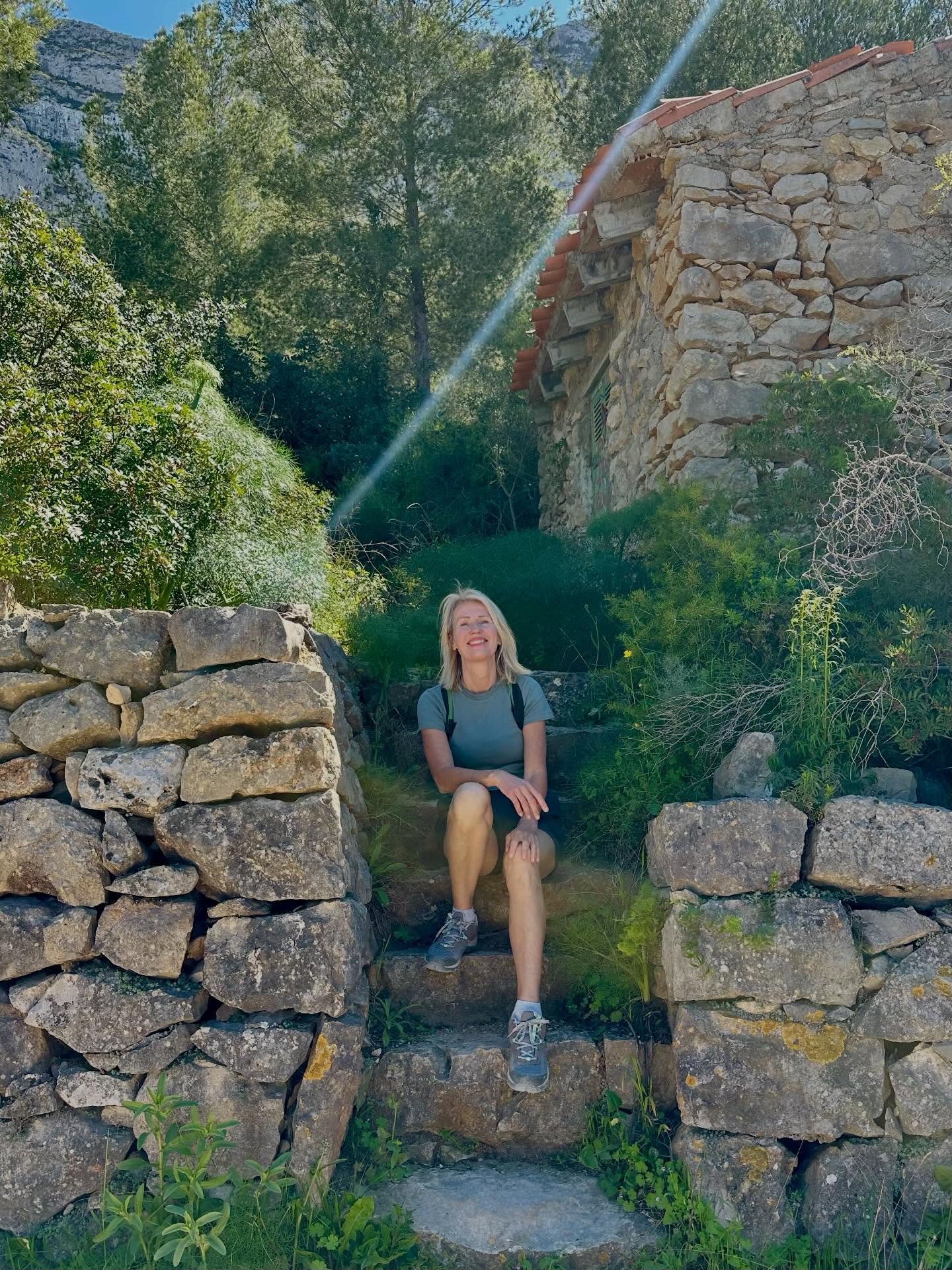 Imagine a morning that begins slowly, and an afternoon that lingers.

You walk along pine forest paths, the sea moving gently beside you.
Conversation comes and goes. Sometimes, there is silence.

During the walk, I offer gentle reflective prompts fr