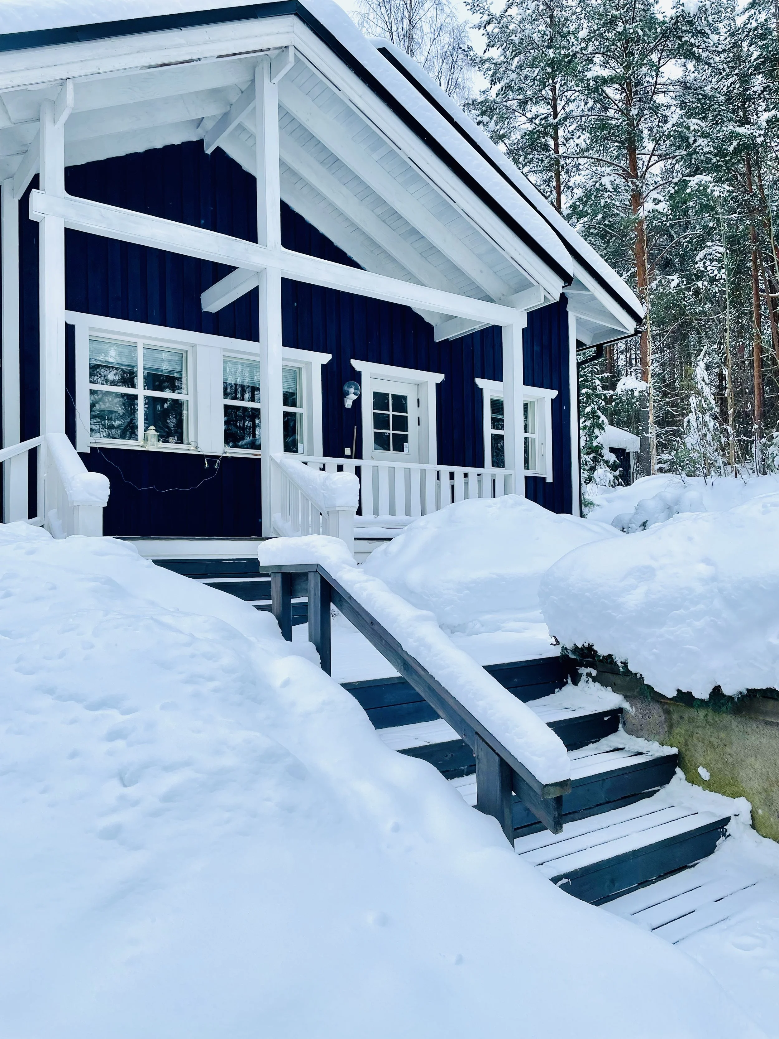 Blueberry Villa in winter, a cosy lakeside retreat in Lake Saimaa surrounded by snow and quiet Finnish forest.