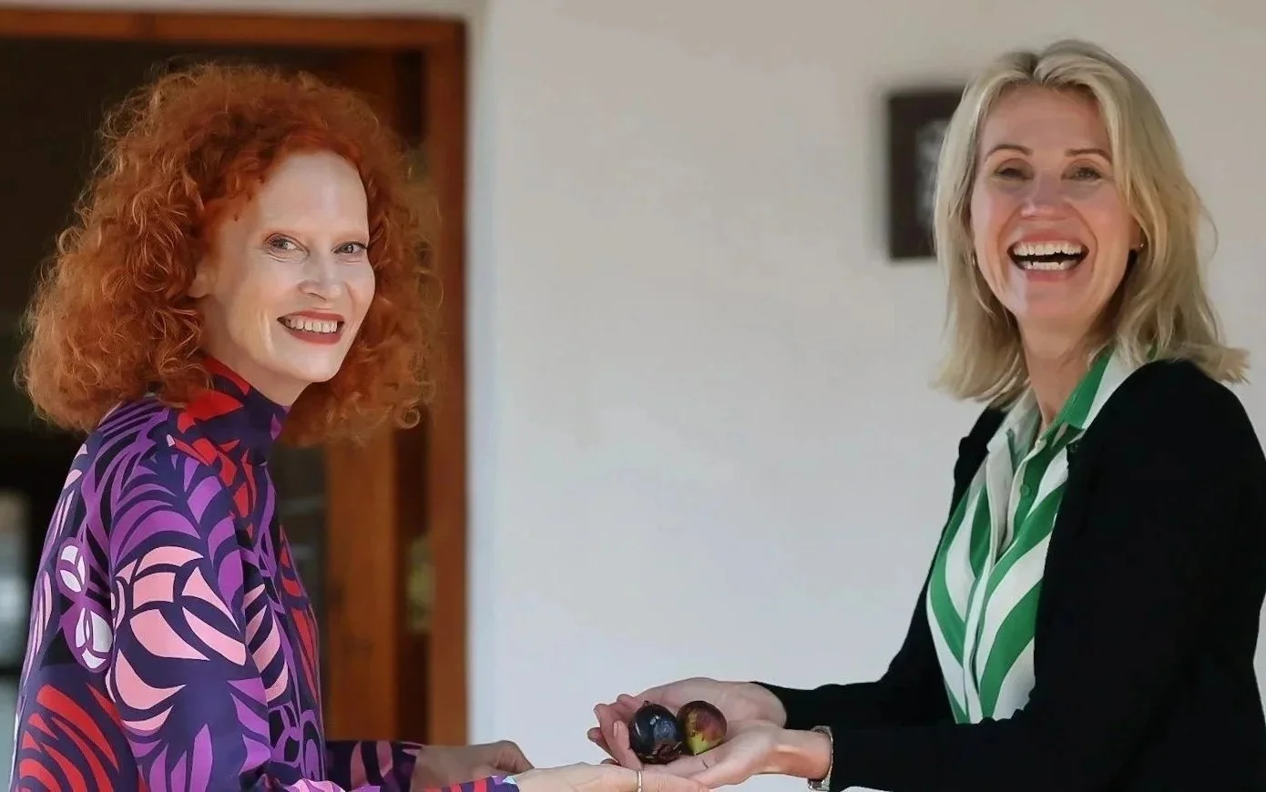 Mirka Kristiina Bruun ja Saimi Hoyer matkustavat kanssansi Valenciaan Appelsiinipuut kukkivat jo merkitysmatkalla.