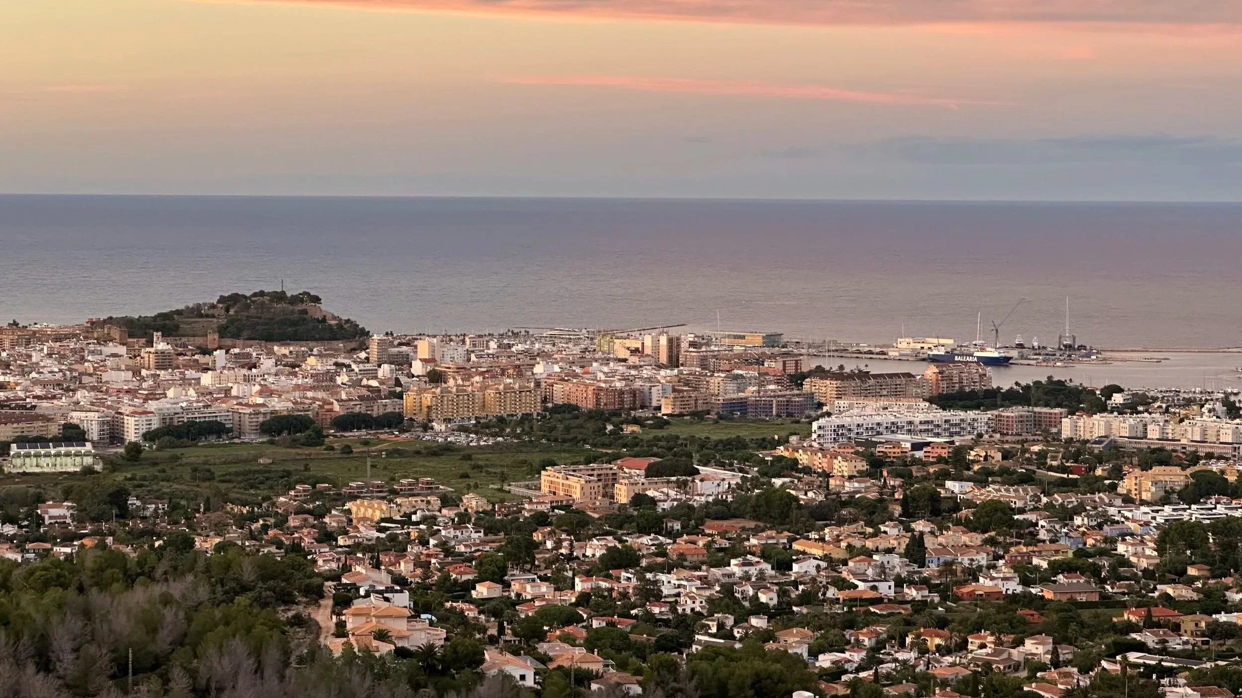 Dénia is a Mediterranean coastal town where sea, mountains, and everyday life come together in a relaxed rhythm between nature, culture, and vibrant local living.