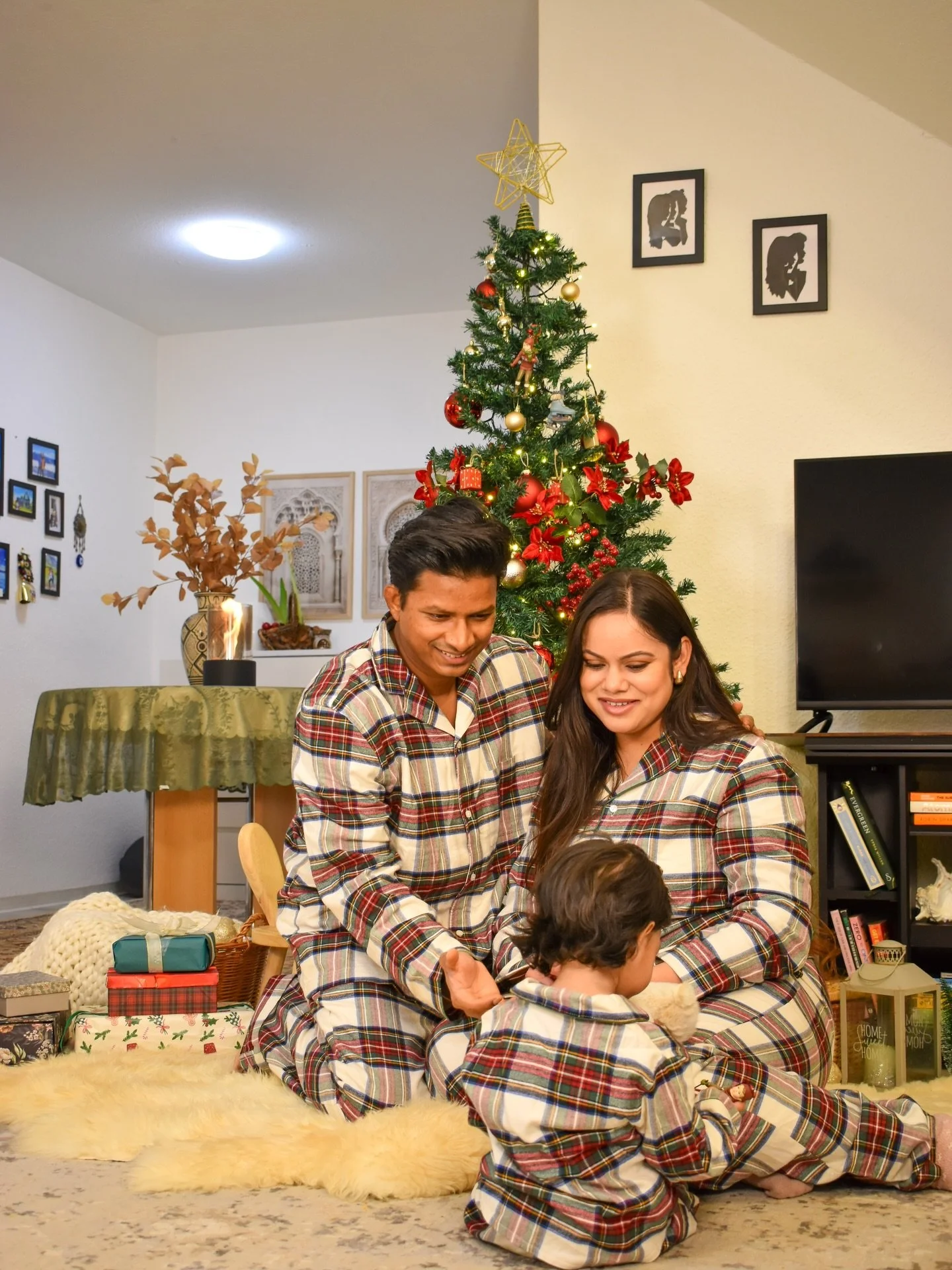 Crawling out of hibernation with Christmas memories still warming our hearts 🤍✨

Because winter has its own rhythm.

#WithLoveAnees #WinterRhythm #FamilyLife #JanuaryMood #LifeInGermany