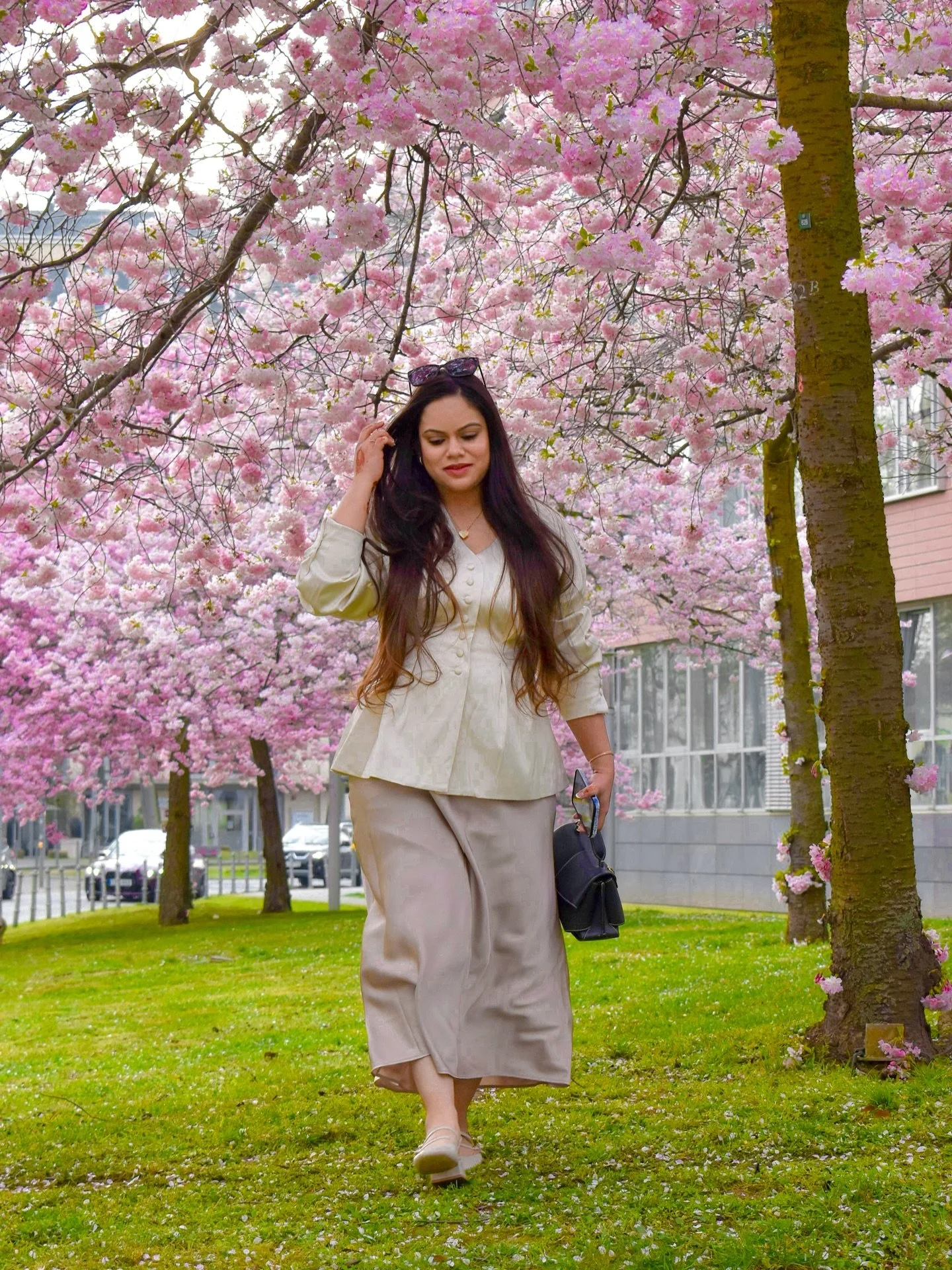 after months of grey mornings and heavy coats&hellip;
this feels like a gentle exhale 🌸

lighter layers, softer light,
and blossoms that make even an ordinary walk feel special

the kind where you step out and don&rsquo;t rush back in&hellip;
where 