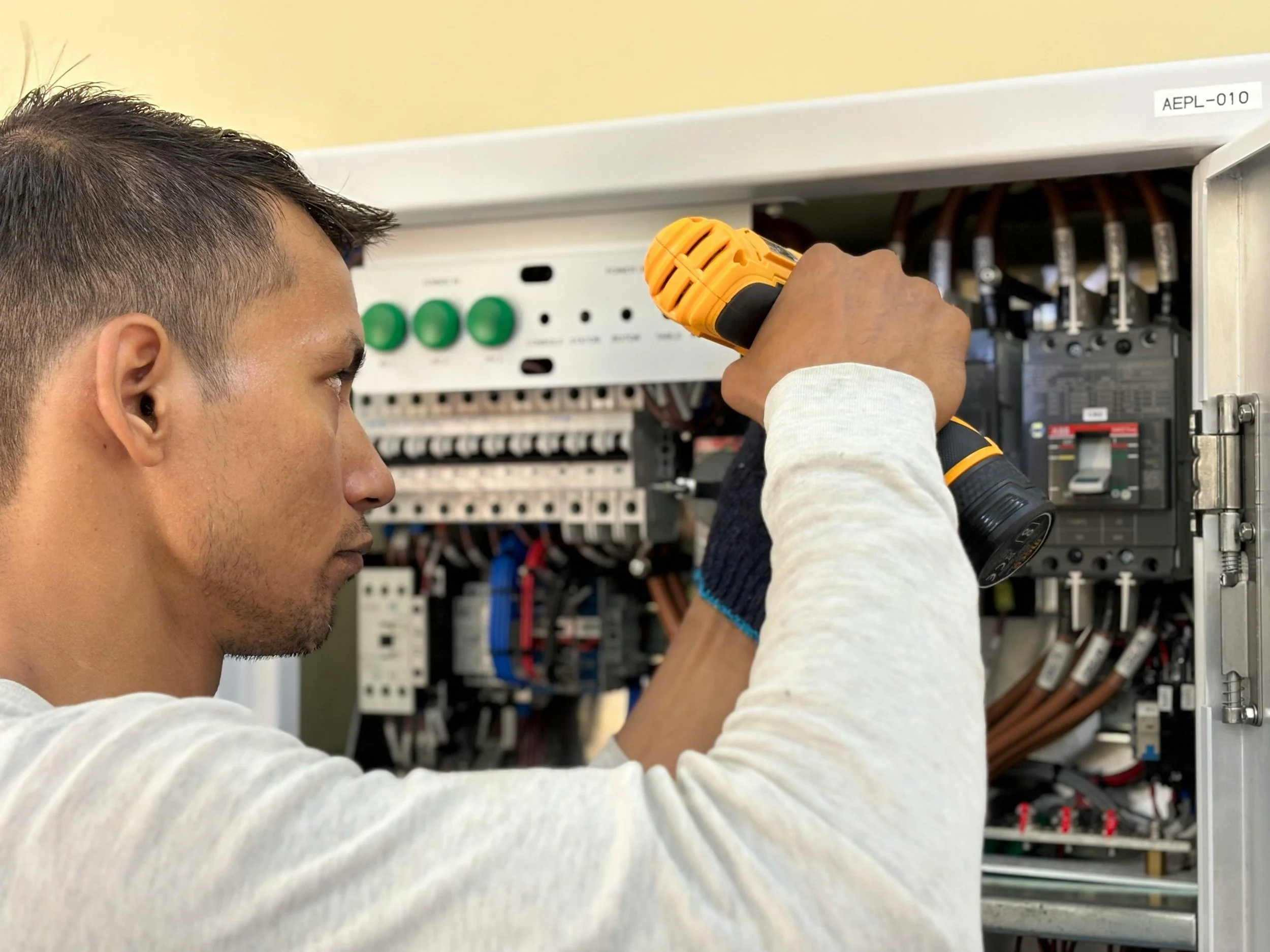 Common Electrical Faults in UK Homes – And When to Call an Emergency Electrician