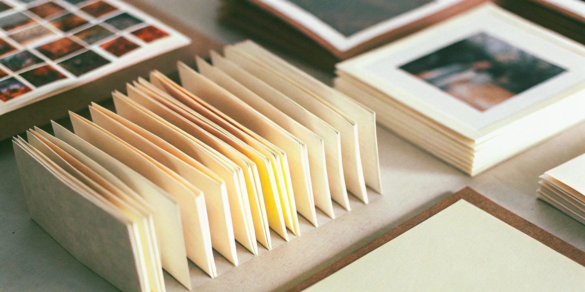 Papierproben auf einem Tisch