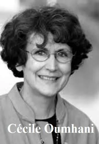 Portrait en noir et blanc d'une femme souriante portant des lunettes, nommée Cécile Oumhani.