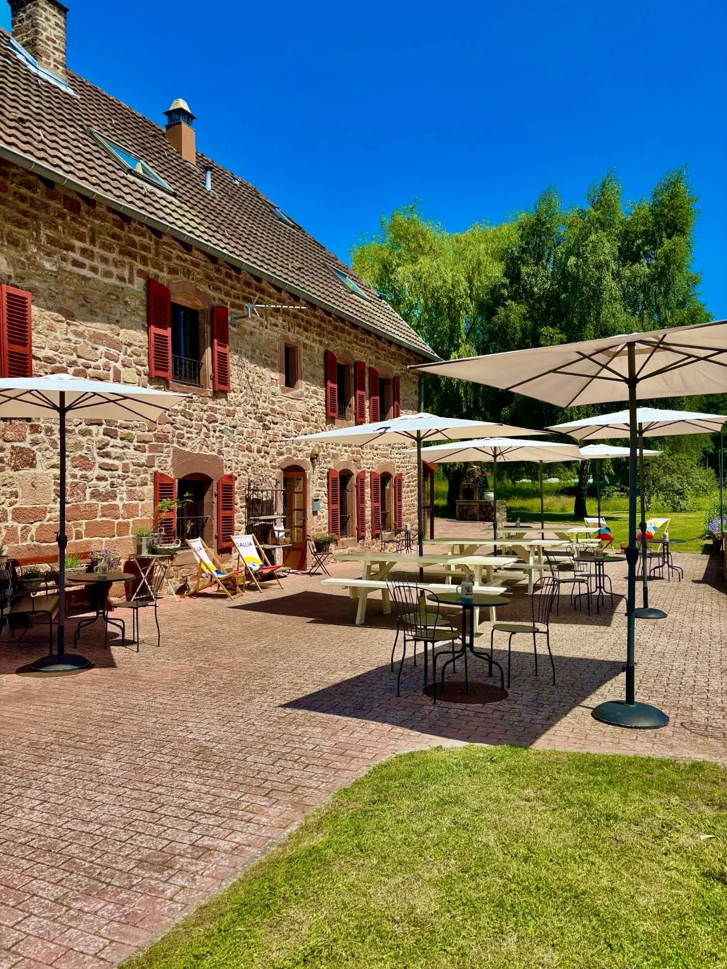 Une cuisine maison, un lieu charg&eacute; d&rsquo;histoire et surtout une &eacute;quipe de folie 👉 D&eacute;couvrez @relaisdumoulinabreschviller ! Nous sommes heureux de vous accueillir &agrave; nouveau chez nous 😎 📍Abreschviller #moselletourisme 