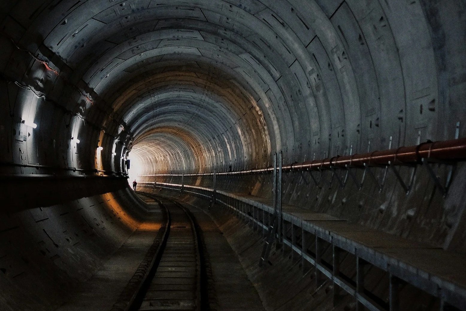 Synergistic Effects of Humidity and Vibration on Tunnel Segment Degradation