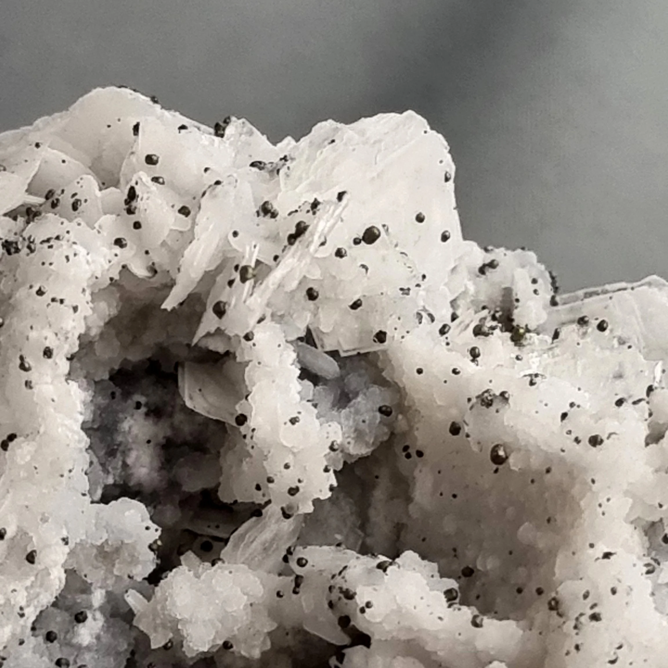 LGC-ESP015 1 Barite with Globular Tetrahedrite-(Zn) julcani.jpg