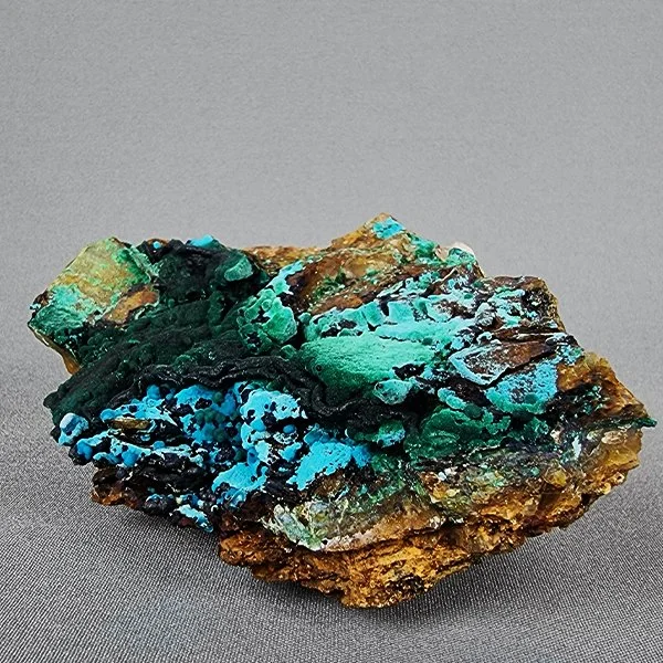 LGC-ESP0032f Quartz crystal cluster with chrysocolla and malachite from Tentadora mine Peru en.jpg