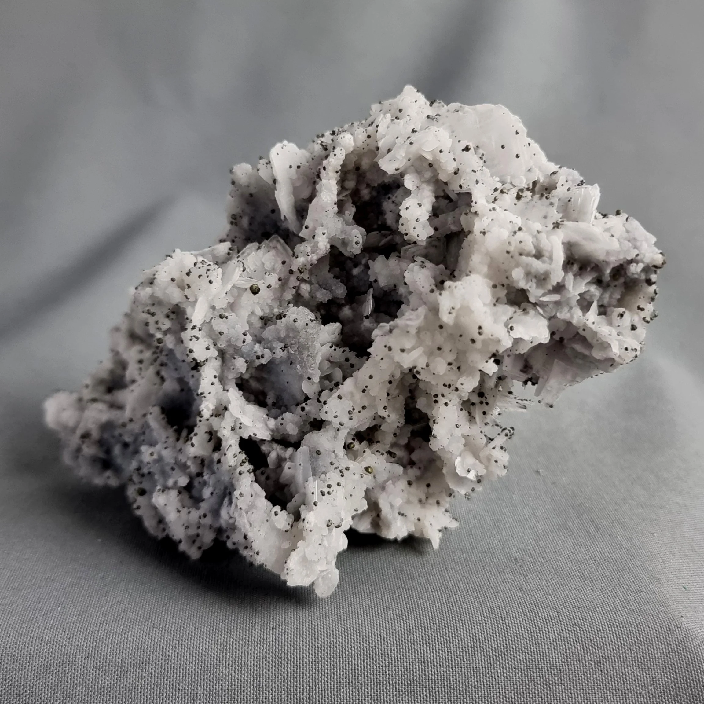 LGC-ESP015 4 Barite with Globular Tetrahedrite-(Zn) julcani.jpg