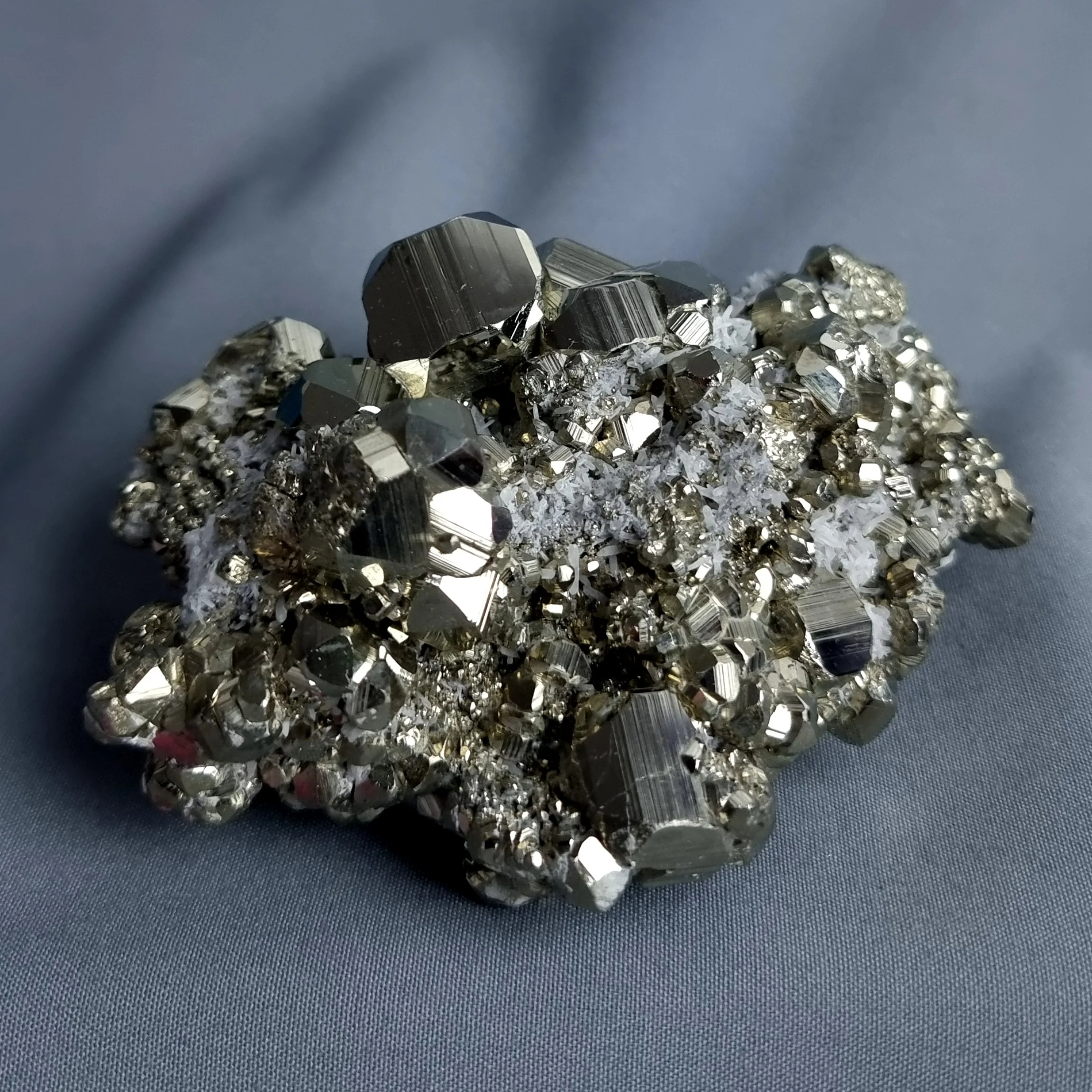 MU-ESP005d Pyrite quartz crystal cluster floater fine mineral gemrock.jpg