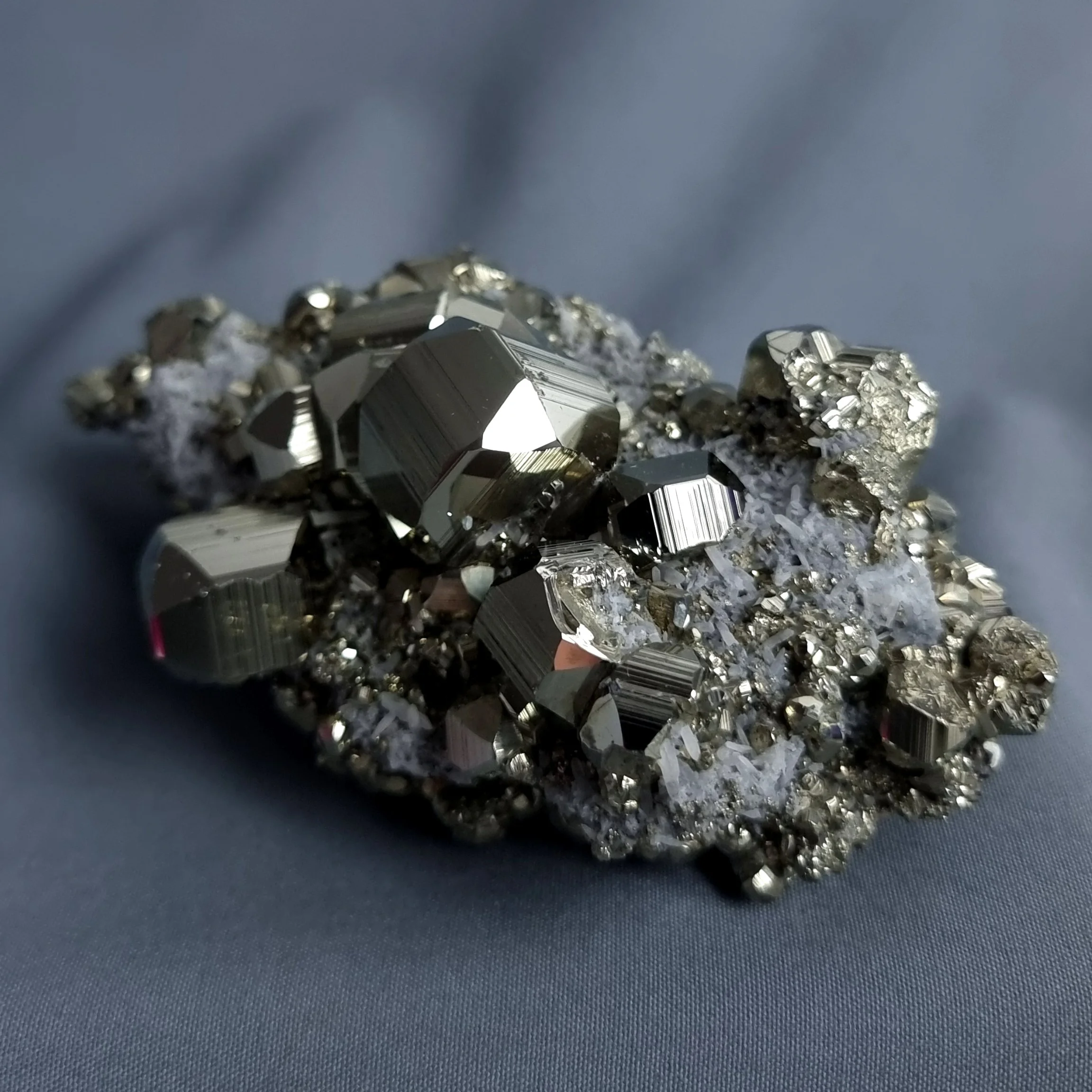 MU-ESP005e Pyrite quartz crystal cluster floater fine mineral gemrock.jpg