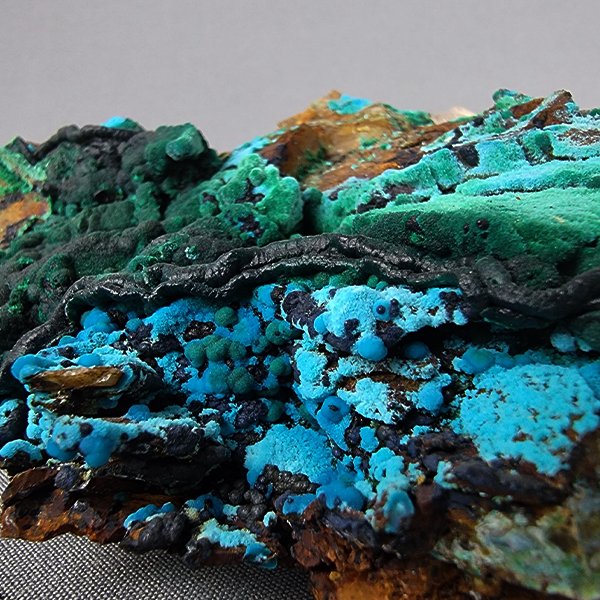 LGC-ESP0032e Quartz crystal cluster with chrysocolla and malachite from Tentadora mine Peru en.jpg